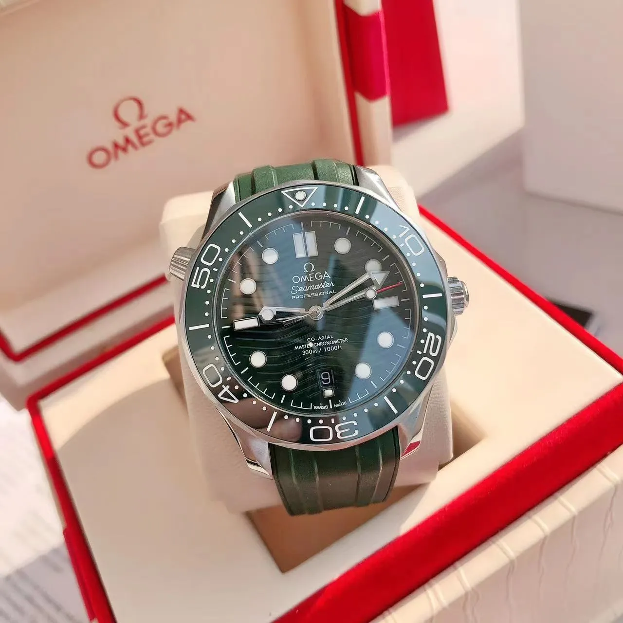 【High-end replica】💰1160! 【Customized all-in-one machine】💰1720! Omega Seamaster's new upgraded version of Seamaster 300 meters has arrived. It continues to adhere to practical value, delve into appearance details, and import an all-in-one movement. There is no best, only a better upgrade concept. It will once again push the entire series of Seamaster watches with the new Citizen movement to the top!  [Upgrade 1] Corrected the bezel to match the color of the letter, synchronized with the original genuine sunken luminous pearl, and the luminous color is synchronized [Upgrade 2] Corrected the original synchronized 8800 movement automatic hammer, effectively combined with the durability of the imported 9015 movement, and more intuitively close to the original [Upgrade 3] Upgraded the arched scratch-resistant sapphire glass mirror, since then‼ ️ All watches are made of sapphire glass [Upgrade 4] Using original genuine CNC molds, perfectly copying the same shell shape and band-shaped curvature of the genuine products. The appearance similarity with the genuine products is indistinguishable. The pictures were taken on a customized all-in-one machine!