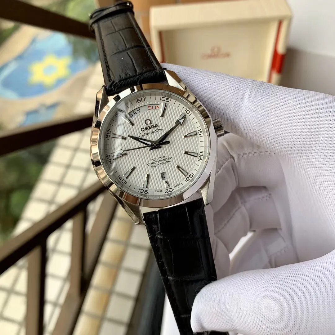 【Foreign trade import】💰1120! OMEGA-OMEGA‼ ️The classic timepiece of the Seamaster series🌹🌹🌹 has a tough appearance, and every detail celebrates the legend of the ocean. The dial design is unique and eye-catching. It adopts a gray dial decorated with "teak concept" vertical texture. The calendar window at 3 o'clock and the day display in the window at 6 o'clock use a trapezoid-like shape. Creativity can be seen in the details. The wear-resistant sapphire mirror provides comprehensive protection for this unique dial. Built-in fully automatic mechanical movement 🔥 Top-quality products are constantly produced 🔥