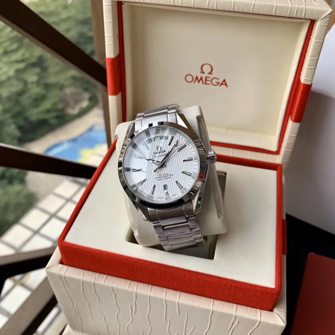 【Foreign trade import】💰1120! OMEGA-OMEGA‼ ️The classic timepiece of the Seamaster series🌹🌹🌹 has a tough appearance, and every detail celebrates the legend of the ocean. The dial design is unique and eye-catching. It adopts a gray dial decorated with "teak concept" vertical texture. The calendar window at 3 o'clock and the day display in the window at 6 o'clock use a trapezoid-like shape. Creativity can be seen in the details. The wear-resistant sapphire mirror provides comprehensive protection for this unique dial. Built-in fully automatic mechanical movement 🔥 Top-quality products are constantly produced 🔥