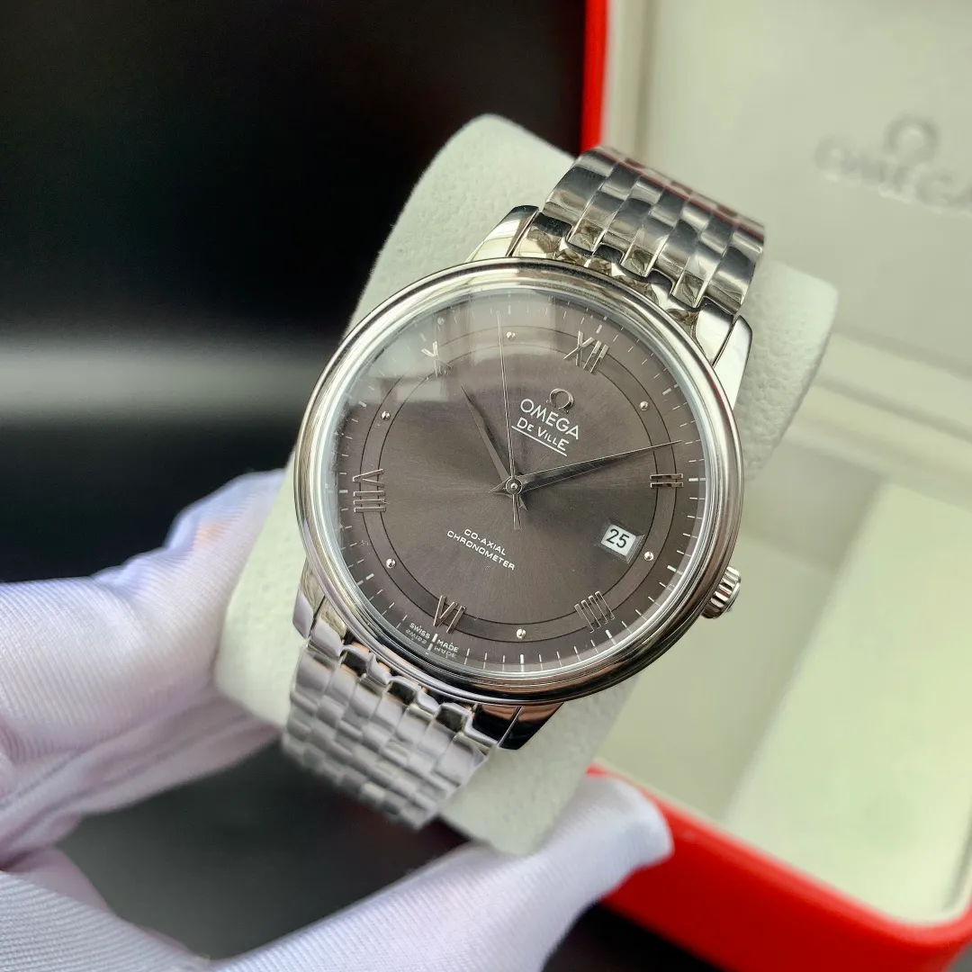 【High-end replica】💰1160! 【Customized all-in-one machine】💰1640! Omega's new arrival🔥🔥As a star hot-selling product✨✨basic model, the Diefei series⌚️⌚️ is favored by consumers with its classic and elegant design, and it is also the first choice for business! Reasons for recommendation: [Design]: This is the basic model of the Diefei series. It has an all-stainless steel case with the same brushed dial. The three hands are matched with the classic design of the 3⃣️ dot calendar window. The bottom cover is also engraved with the "God of Time" (a super primitive god from ancient Greek mythology, interpreting Omega's unique romantic meaning of time). A variety of dial elements are optional, and the steel skin is perfectly replaced. The simple atmosphere is suitable for different occasions, and the overall style is more youthful and energetic! [Configuration]: It adopts the imported Citizen 8215🇯🇵/9015 all-in-one movement, which has zero faults and more accurate travel time. The sapphire glass mirror is scratch-resistant and wear-resistant, the crown is polished to a perfect arc, and the brand logo "Ω" is clearly visible. [Size]: 39.5mmx11mm The overall appearance is elegant and gorgeous. Its style is suitable for formal wear, simplicity, fashion, literature and art, leisure, etc. It is the best choice for daily commuting and business negotiations! Welcome to order, make sure the quality🥂Worry-free after-sales🌹🌹