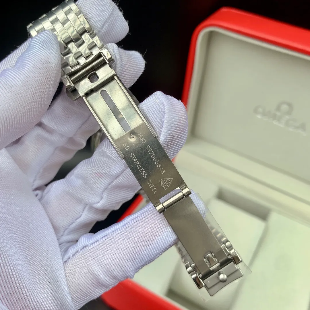 【High-end replica】💰1160! 【Customized all-in-one machine】💰1640! Omega's new arrival🔥🔥As a star hot-selling product✨✨basic model, the Diefei series⌚️⌚️ is favored by consumers with its classic and elegant design, and it is also the first choice for business! Reasons for recommendation: [Design]: This is the basic model of the Diefei series. It has an all-stainless steel case with the same brushed dial. The three hands are matched with the classic design of the 3⃣️ dot calendar window. The bottom cover is also engraved with the "God of Time" (a super primitive god from ancient Greek mythology, interpreting Omega's unique romantic meaning of time). A variety of dial elements are optional, and the steel skin is perfectly replaced. The simple atmosphere is suitable for different occasions, and the overall style is more youthful and energetic! [Configuration]: It adopts the imported Citizen 8215🇯🇵/9015 all-in-one movement, which has zero faults and more accurate travel time. The sapphire glass mirror is scratch-resistant and wear-resistant, the crown is polished to a perfect arc, and the brand logo "Ω" is clearly visible. [Size]: 39.5mmx11mm The overall appearance is elegant and gorgeous. Its style is suitable for formal wear, simplicity, fashion, literature and art, leisure, etc. It is the best choice for daily commuting and business negotiations! Welcome to order, make sure the quality🥂Worry-free after-sales🌹🌹