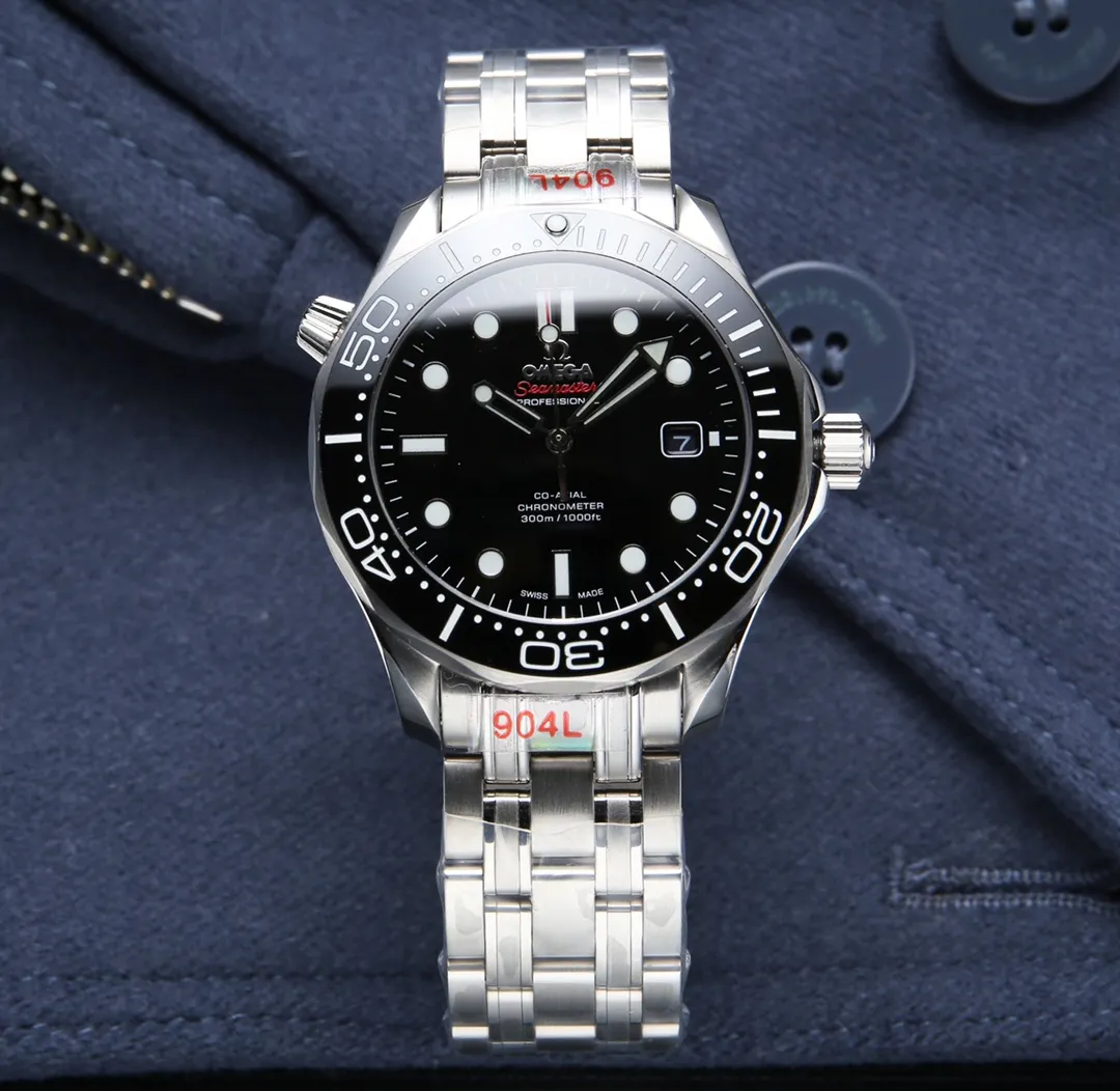 【High cost performance】💰1900! The Omega Seamaster 300 series reaches its peak again! In 2021, the official website strongly recommends the exclusive quality of the Seamaster series 300-meter diving watch on the entire network. [Movement] Equipped with 💯 brand new Citizen fully automatic mechanical movement imported from Japan, replica of the original 8800 all-in-one machine, with a transparent bottom design, truly zero 0️⃣ repairs, accurate running time, strong practicality and 100% waterproof. [Glass] Equipped with top-grade anti-glare sapphire glass on both sides, it is fireproof, wear-resistant and scratch-resistant. [Hands] Super-LumiNova luminous coating, blue and green two-color luminous, green luminous minute hand display with green luminous dot on the bezel for diving oxygen countdown [Calendar] Equipped with a calendar window replica of the original corresponding color [Case] ​​Made of 316L stainless steel case, equipped with the only original ceramic unidirectional rotating timing ring in its class. The waterproof valve on the side of the case is the same as the original super red waterproof ring. The watch diameter is 42/11mm, the official perfect size. [Watch strap] The buckle is polished from 316L fine steel, and the steel strap is connected by screws. It has a dual choice of imported frog rubber strap and stainless steel strap, showing perfect quality. It is equipped with the only original Omega stretch buckle in its class. It is the best value in its class. Please verify the exclusive details. (Focus on original new machines) Focus is an attitude, produced by JH!