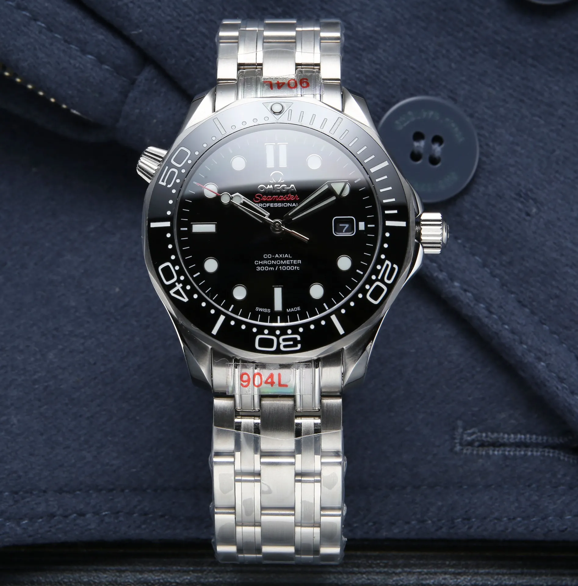 【High cost performance】💰1900! The Omega Seamaster 300 series reaches its peak again! In 2021, the official website strongly recommends the exclusive quality of the Seamaster series 300-meter diving watch on the entire network. [Movement] Equipped with 💯 brand new Citizen fully automatic mechanical movement imported from Japan, replica of the original 8800 all-in-one machine, with a transparent bottom design, truly zero 0️⃣ repairs, accurate running time, strong practicality and 100% waterproof. [Glass] Equipped with top-grade anti-glare sapphire glass on both sides, it is fireproof, wear-resistant and scratch-resistant. [Hands] Super-LumiNova luminous coating, blue and green two-color luminous, green luminous minute hand display with green luminous dot on the bezel for diving oxygen countdown [Calendar] Equipped with a calendar window replica of the original corresponding color [Case] ​​Made of 316L stainless steel case, equipped with the only original ceramic unidirectional rotating timing ring in its class. The waterproof valve on the side of the case is the same as the original super red waterproof ring. The watch diameter is 42/11mm, the official perfect size. [Watch strap] The buckle is polished from 316L fine steel, and the steel strap is connected by screws. It has a dual choice of imported frog rubber strap and stainless steel strap, showing perfect quality. It is equipped with the only original Omega stretch buckle in its class. It is the best value in its class. Please verify the exclusive details. (Focus on original new machines) Focus is an attitude, produced by JH!