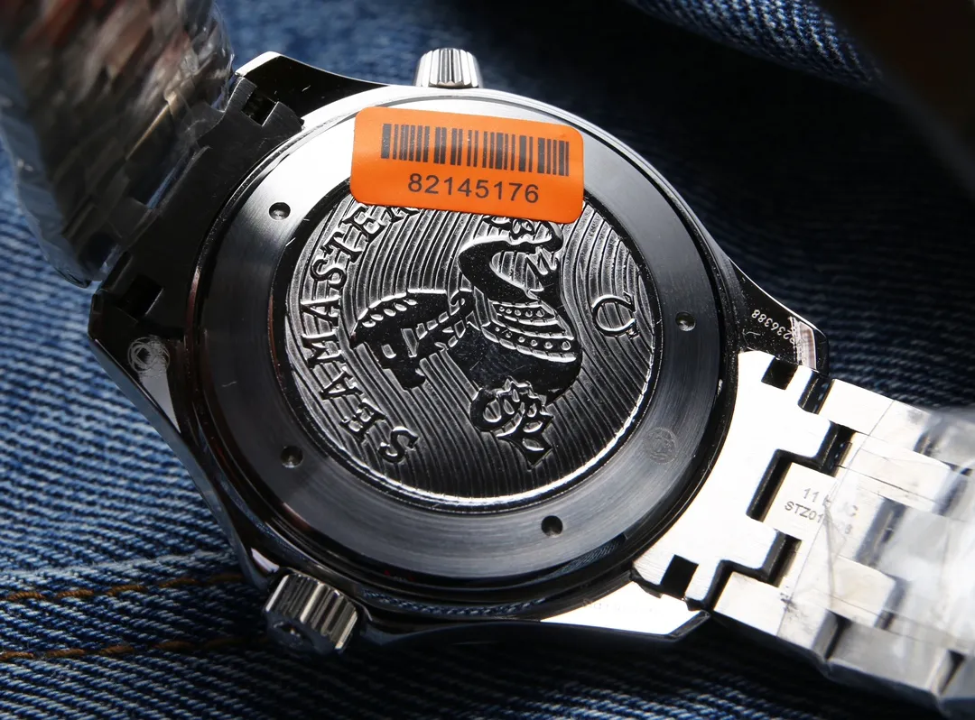 【High cost performance】💰1900! The Omega Seamaster 300 series reaches its peak again! In 2021, the official website strongly recommends the exclusive quality of the Seamaster series 300-meter diving watch on the entire network. [Movement] Equipped with 💯 brand new Citizen fully automatic mechanical movement imported from Japan, replica of the original 8800 all-in-one machine, with a transparent bottom design, truly zero 0️⃣ repairs, accurate running time, strong practicality and 100% waterproof. [Glass] Equipped with top-grade anti-glare sapphire glass on both sides, it is fireproof, wear-resistant and scratch-resistant. [Hands] Super-LumiNova luminous coating, blue and green two-color luminous, green luminous minute hand display with green luminous dot on the bezel for diving oxygen countdown [Calendar] Equipped with a calendar window replica of the original corresponding color [Case] ​​Made of 316L stainless steel case, equipped with the only original ceramic unidirectional rotating timing ring in its class. The waterproof valve on the side of the case is the same as the original super red waterproof ring. The watch diameter is 42/11mm, the official perfect size. [Watch strap] The buckle is polished from 316L fine steel, and the steel strap is connected by screws. It has a dual choice of imported frog rubber strap and stainless steel strap, showing perfect quality. It is equipped with the only original Omega stretch buckle in its class. It is the best value in its class. Please verify the exclusive details. (Focus on original new machines) Focus is an attitude, produced by JH!