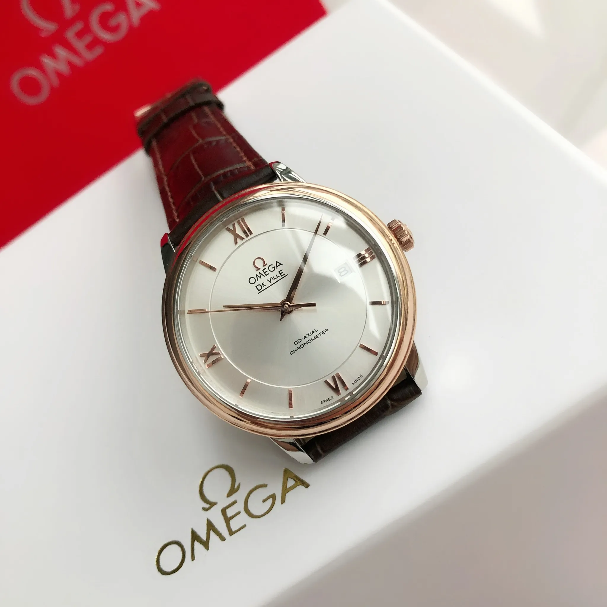 【High-end replica】💰1160! 【Customized all-in-one machine】💰1720! 2023 upgraded blockbuster model - Omega Butterfly De Ville series men's watch [Casual, simple and classic hot model] After the De Ville series was discontinued last year, the factory persisted in adhering to the concept of providing better prices and being more people-friendly. It spent nearly a year strictly controlling and selecting high-quality suppliers of various accessories. Thanks to the strong support of a replica factory, it has worked hard to create today's upgraded and high-quality products at the same price‼ ️ This upgrade uses the same-level lettering from a certain factory, corrects the original synchronous stretch clasp, and passes the factory damage test to ensure excellent quality [Movement] Equipped with zero repair 💯 Brand new Citizen 9015 all-in-one automatic mechanical movement, precise travel time and long-lasting, highly recognized by watch friends [Case] 316L stainless steel case, modified and beautiful body The bottom cover is embossed according to the original synchronized track text. The 39.5mm shell size adheres to the same original details. Curved dial. 100-meter depth waterproof. Scratch-resistant sapphire mirror. [Bracelet] Use 316L stainless steel bracelet with original folding stretch buckle of the same material or calfskin strap. This picture is a real shot of a customized all-in-one machine!