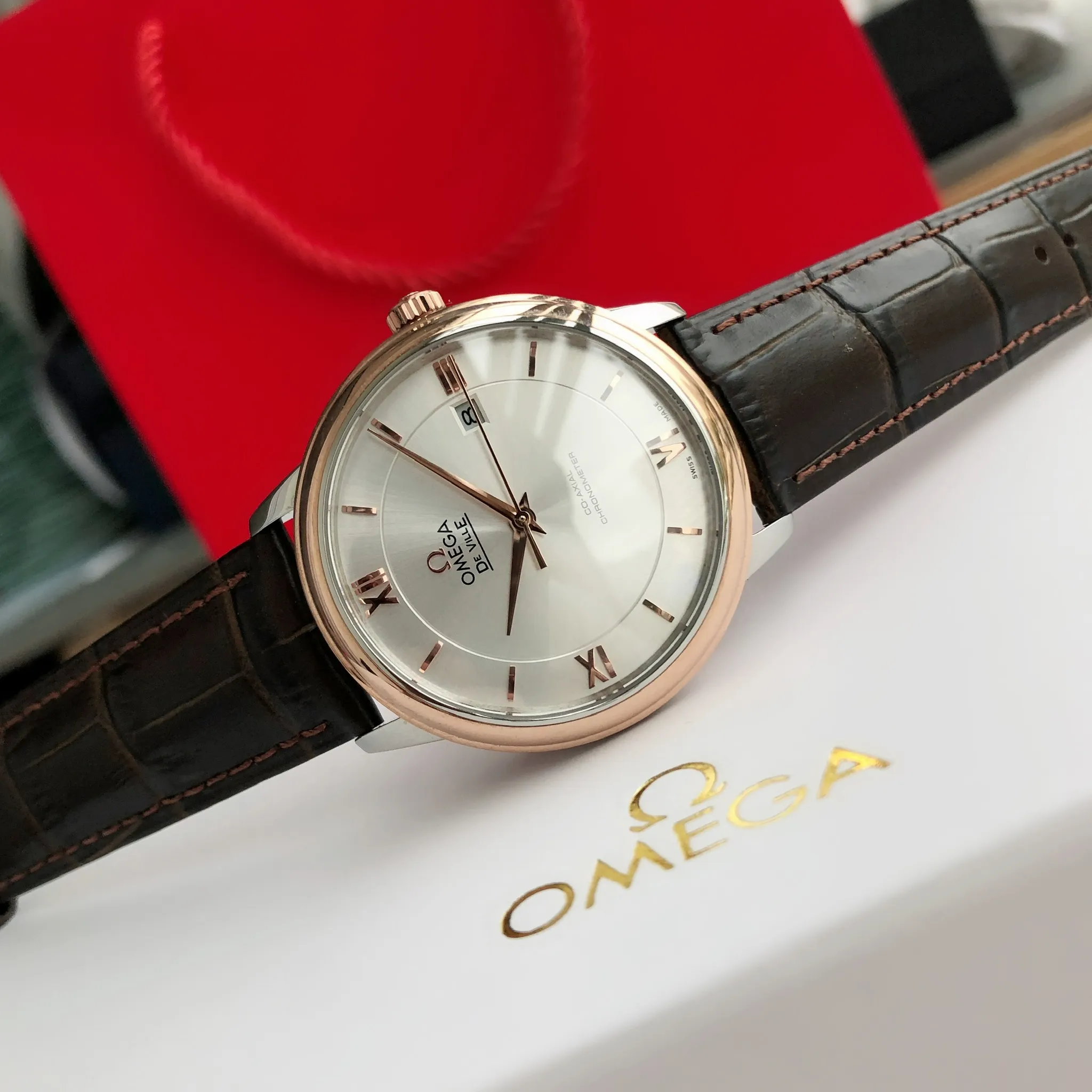【High-end replica】💰1160! 【Customized all-in-one machine】💰1720! 2023 upgraded blockbuster model - Omega Butterfly De Ville series men's watch [Casual, simple and classic hot model] After the De Ville series was discontinued last year, the factory persisted in adhering to the concept of providing better prices and being more people-friendly. It spent nearly a year strictly controlling and selecting high-quality suppliers of various accessories. Thanks to the strong support of a replica factory, it has worked hard to create today's upgraded and high-quality products at the same price‼ ️ This upgrade uses the same-level lettering from a certain factory, corrects the original synchronous stretch clasp, and passes the factory damage test to ensure excellent quality [Movement] Equipped with zero repair 💯 Brand new Citizen 9015 all-in-one automatic mechanical movement, precise travel time and long-lasting, highly recognized by watch friends [Case] 316L stainless steel case, modified and beautiful body The bottom cover is embossed according to the original synchronized track text. The 39.5mm shell size adheres to the same original details. Curved dial. 100-meter depth waterproof. Scratch-resistant sapphire mirror. [Bracelet] Use 316L stainless steel bracelet with original folding stretch buckle of the same material or calfskin strap. This picture is a real shot of a customized all-in-one machine!
