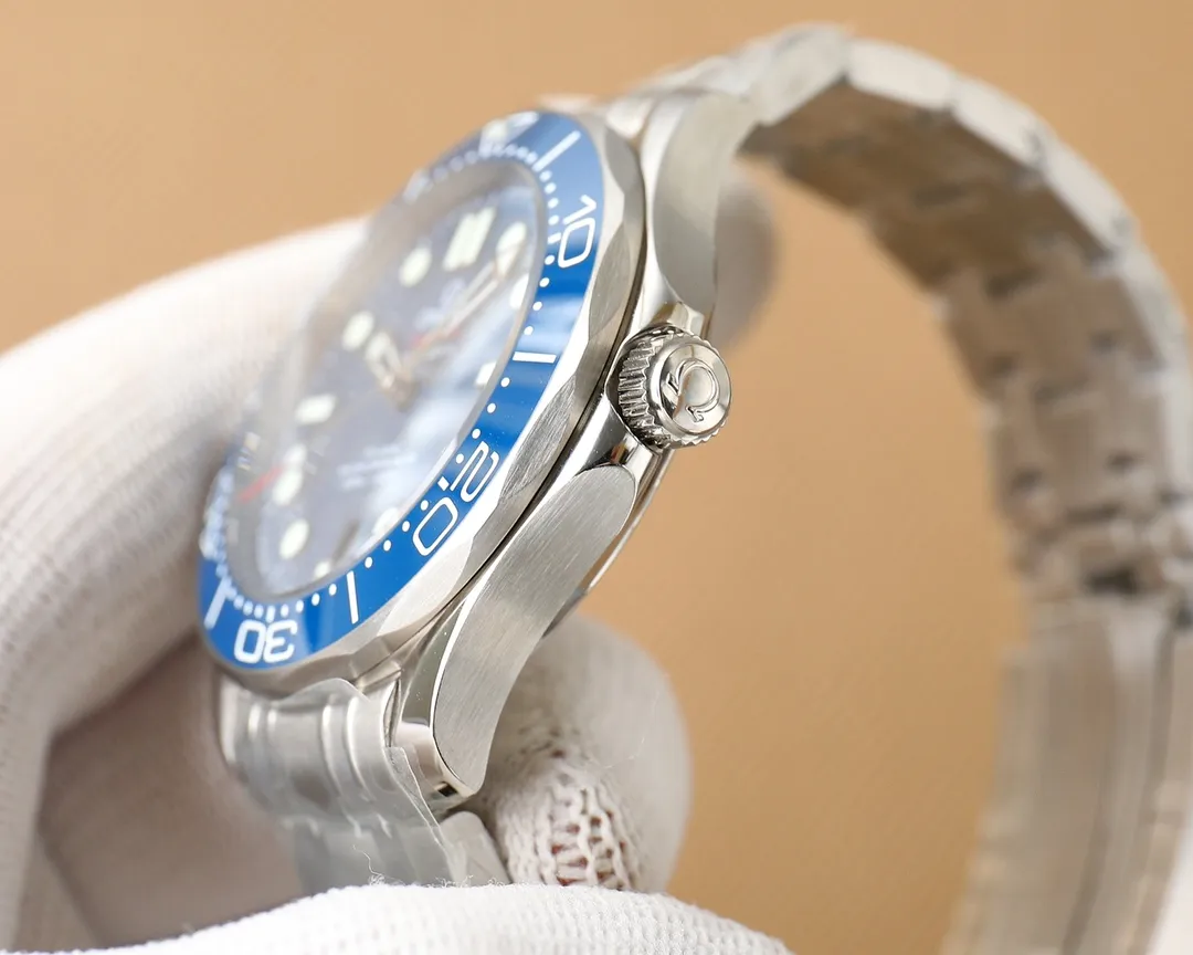 【Top replica】💰2900! Omega Seamaster upgraded version - the only series on the market that is synchronized with VS! Big news coming Basel's new Seamaster 300-meter tape diving watch is finally available. The diameter of the watch has been upgraded to 42 mm, and it is equipped with the Omega 8800 Master Chronometer movement (black balance wheel). The Omega logo is engraved next to the movement balance wheel. The iconic diving bezel is made of ceramic material. The high-quality diving scale is made with Omega Ceragold technology and covered with white enamel, highlighting the lasting and pure beauty. The perfect combination of the watch with the wavy tape and the wavy text makes the Seamaster 300 series the highest style among diving watches. 🔥Top product Excellent products 🔥