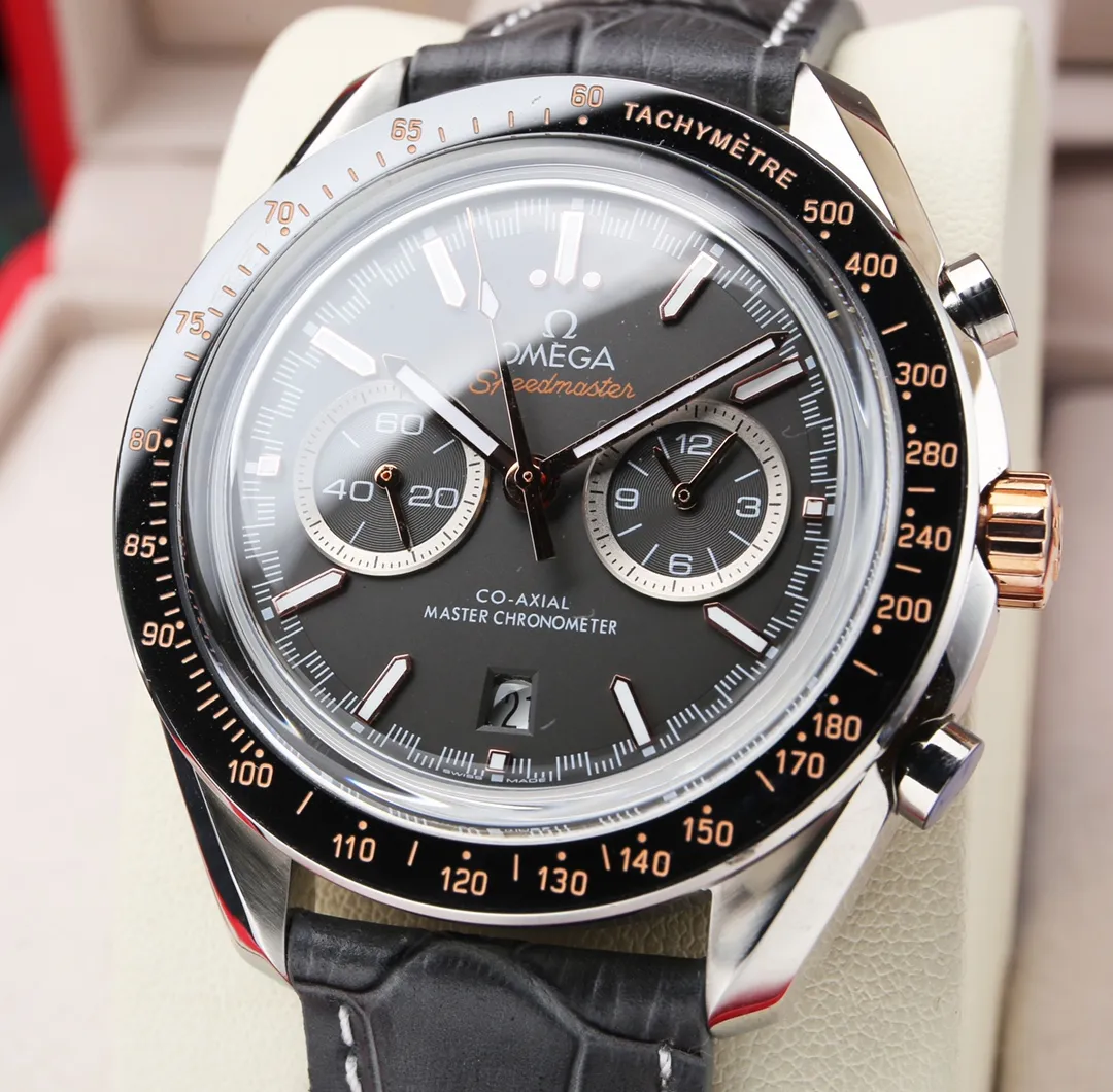 【High-end replica】💰1920! The new Omega Speedmaster racing watch is released. This watch uses a 42mm stainless steel case and a 904L bracelet, with a black ceramic bezel ring. The original model is re-engraved and equipped with an imported mechanical fully automatic movement, truly achieving zero repairs. Lug distance: 20mm Bracelet: Cowhide strap (stainless steel strap) Case: Stainless steel case Mirror: Arc-shaped double-sided anti-reflective and wear-resistant glass Waterproof performance: 5 atmospheres (50 meters / 167 feet