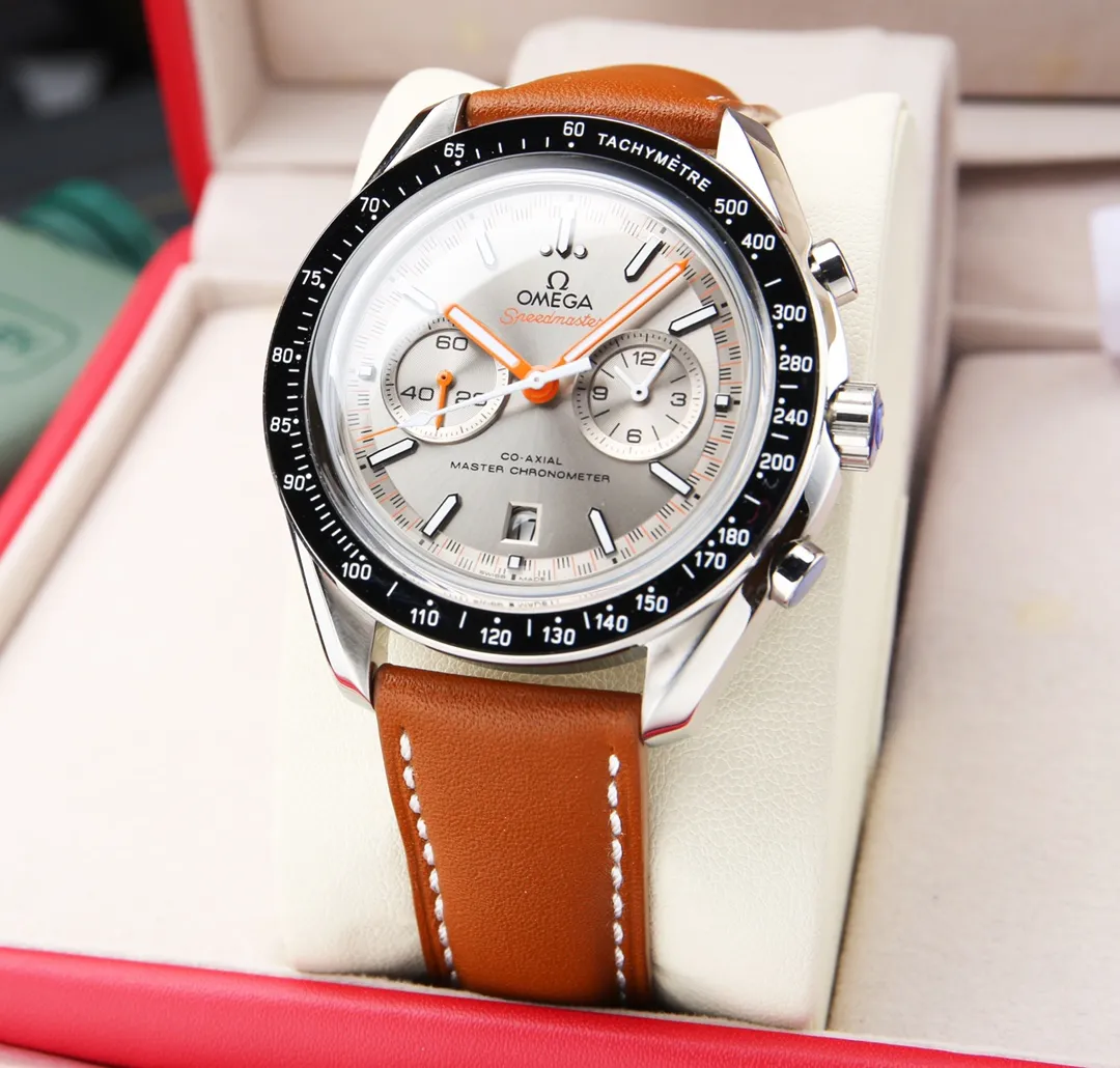 【High-end replica】💰1920! The new Omega Speedmaster racing watch is released. This watch uses a 42mm stainless steel case and a 904L bracelet, with a black ceramic bezel ring. The original model is re-engraved and equipped with an imported mechanical fully automatic movement, truly achieving zero repairs. Lug distance: 20mm Bracelet: Cowhide strap (stainless steel strap) Case: Stainless steel case Mirror: Arc-shaped double-sided anti-reflective and wear-resistant glass Waterproof performance: 5 atmospheres (50 meters / 167 feet