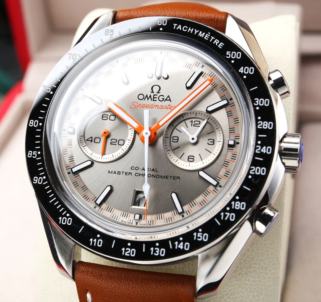 【High-end replica】💰1920! The new Omega Speedmaster racing watch is released. This watch uses a 42mm stainless steel case and a 904L bracelet, with a black ceramic bezel ring. The original model is re-engraved and equipped with an imported mechanical fully automatic movement, truly achieving zero repairs. Lug distance: 20mm Bracelet: Cowhide strap (stainless steel strap) Case: Stainless steel case Mirror: Arc-shaped double-sided anti-reflective and wear-resistant glass Waterproof performance: 5 atmospheres (50 meters / 167 feet