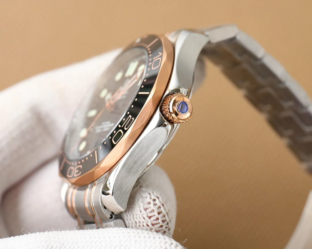 【Top replica】💰2900! Omega Seamaster upgraded version - the only series on the market that is synchronized with VS! Big news coming Basel's new Seamaster 300-meter tape diving watch is finally available. The diameter of the watch has been upgraded to 42 mm, and it is equipped with the Omega 8800 Master Chronometer movement (black balance wheel). The Omega logo is engraved next to the movement balance wheel. The iconic diving bezel is made of ceramic material. The high-quality diving scale is made with Omega Ceragold technology and covered with white enamel, highlighting the lasting and pure beauty. The perfect combination of the watch with the wavy tape and the wavy text makes the Seamaster 300 series the highest style among diving watches. 🔥Top product Excellent products 🔥