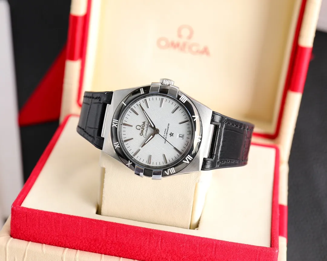 【High-end replica】💰1440! 【Customized all-in-one machine】💰1920! The fifth generation of OMEGA’s “Constellation Gents’” Constellation series still continues the classic star emblem and bezel claw elements, showing an elegant gentleman’s style. Size 39mm, equipped with 8900 fully automatic mechanical movement, sapphire mirror, made of German 316L stainless steel, top craftsmanship, original 1:1 replica and exclusive product! 🔥Top quality products with constant quality🔥