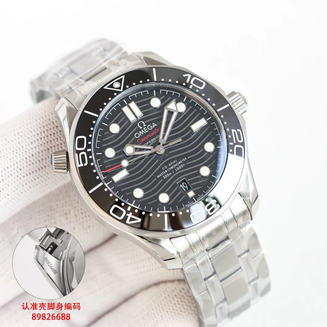 (Send a pair of tape) GR Omega OMEGA Seamaster uses double T black balance wheel 8800 movement, 42 mm case, GR1 laser engraved corrugated dial, hollow hands and ammonia exhaust valve, etc. The color scheme uses a classic blue dial with a blue bezel. The dial and bezel are of the same color. The Seamaster series is a classic configuration among the Omega Seamaster 300-meter diving watches. Black and blue (the two most classic ones) are both in this way. This Seamaster 300 is made of fine steel and 18k gold. It has a 42mm fine steel case, a blue ceramic dial with laser-engraved ripple pattern, and hour markers and hands covered with white Super-LumiNova. There is a calendar window at 6 o'clock. The unidirectional rotating bezel is also made of blue ceramic material, and the bright bezel is decorated with a white enamel diving scale, echoing the overall design. The LOGO, signature, etc. on the dial are also all in white, and the color matching and details are as pure as possible, highlighting the beauty of blue.