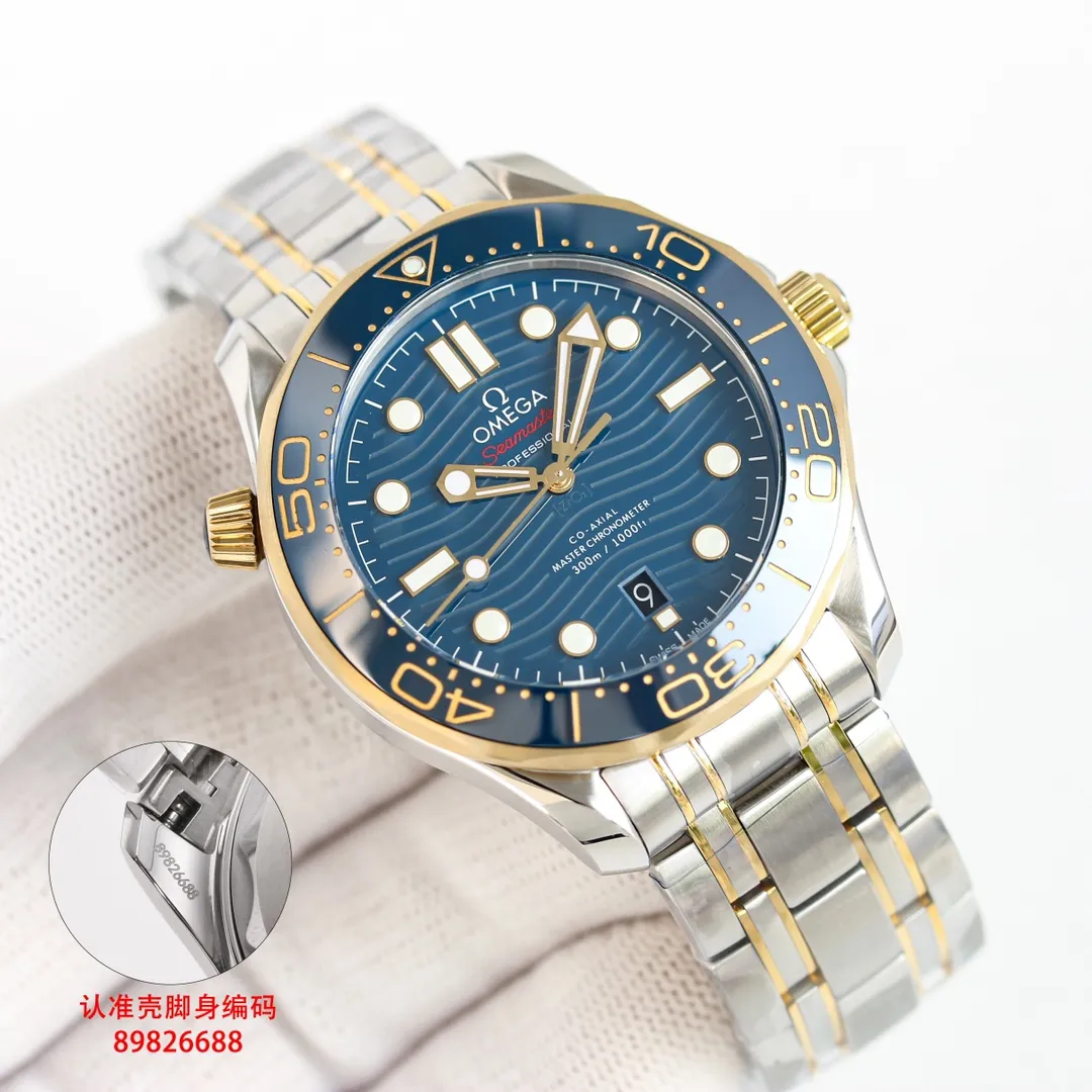 (Send a pair of tape) GR Omega OMEGA Seamaster uses double T black balance wheel 8800 movement, 42 mm case, GR1 laser engraved corrugated dial, hollow hands and ammonia exhaust valve, etc. The color scheme uses a classic blue dial with a blue bezel. The dial and bezel are of the same color. The Seamaster series is a classic configuration among the Omega Seamaster 300-meter diving watches. Black and blue (the two most classic ones) are both in this way. This Seamaster 300 is made of fine steel and 18k gold. It has a 42mm fine steel case, a blue ceramic dial with laser-engraved ripple pattern, and hour markers and hands covered with white Super-LumiNova. There is a calendar window at 6 o'clock. The unidirectional rotating bezel is also made of blue ceramic material, and the bright bezel is decorated with a white enamel diving scale, echoing the overall design. The LOGO, signature, etc. on the dial are also all in white, and the color matching and details are as pure as possible, highlighting the beauty of blue.