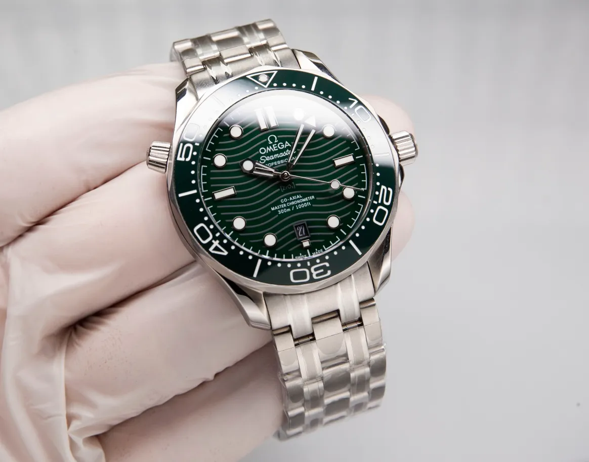 Omega Seamaster Series 300-meter Diving Watch [Movement] 💯 Brand new Citizen fully automatic mechanical movement imported from Japan with the latest 8800 deck, truly all metal, truly all gemstone eyes! It truly achieves zero repairs, accurate delivery, and combines practicality and beauty! 100% waterproof. [Glass] High-definition double-bore sapphire glass [Ceramic ring] Use imported ceramic ring with 12-point sapphire moonlight beads (beautiful/high-end) [Pointers] Super-LumiNova luminous coating, blue and green two-color luminous, minute hand green luminous display with green luminous dot on the bezel for diving oxygen countdown [Literal] Corresponds to the counter Seamaster 300 porcelain surface craftsmanship (visual effect beats ordinary oil pressure) [Case] Made of 316L fine steel case, equipped with the only original ceramic one-way rotating chronograph ring in its class. The pressure relief valve on the side of the case is the same as the original one. Table diameter 42/11mm, official perfect size