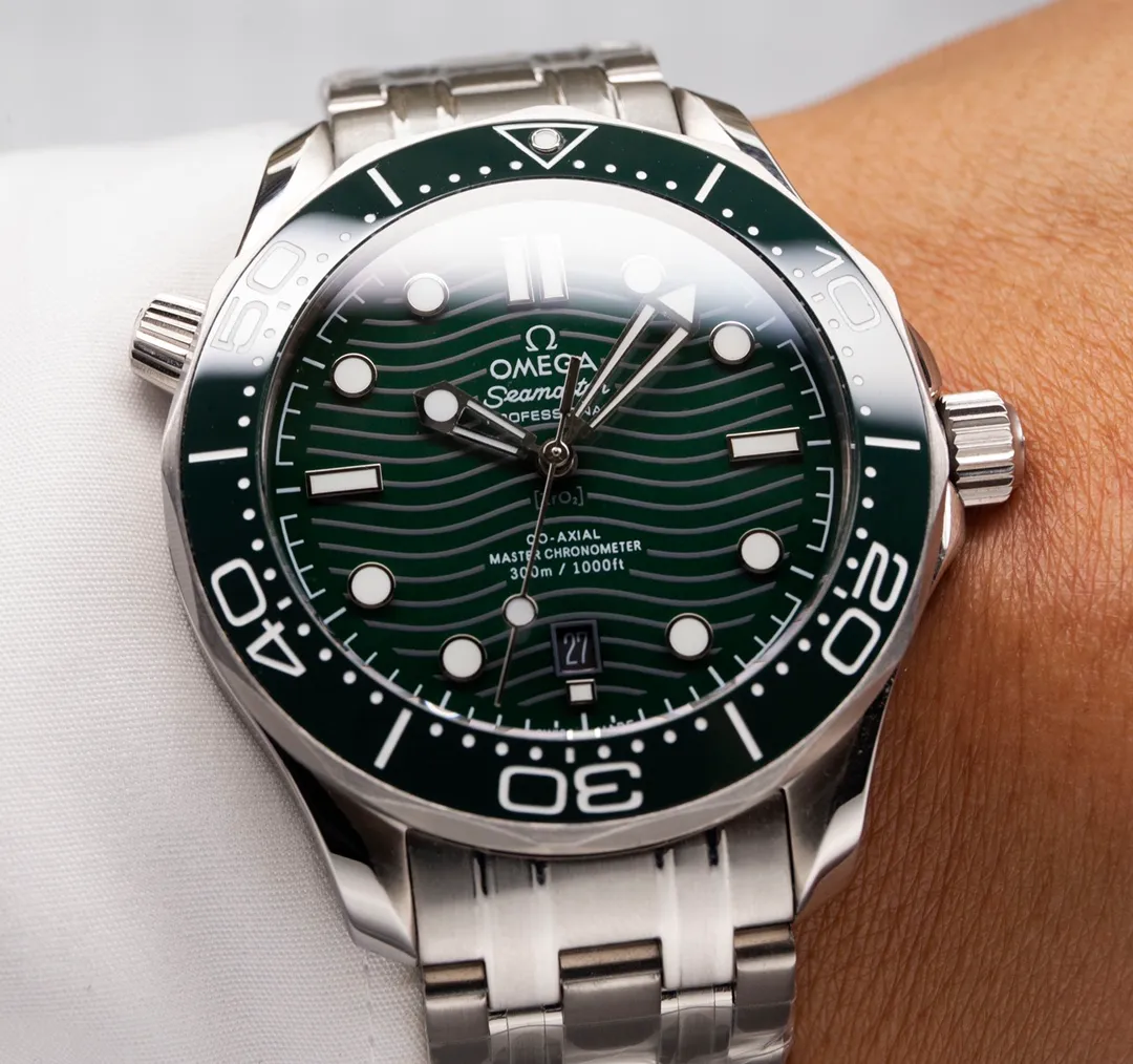 Omega Seamaster Series 300-meter Diving Watch [Movement] 💯 Brand new Citizen fully automatic mechanical movement imported from Japan with the latest 8800 deck, truly all metal, truly all gemstone eyes! It truly achieves zero repairs, accurate delivery, and combines practicality and beauty! 100% waterproof. [Glass] High-definition double-bore sapphire glass [Ceramic ring] Use imported ceramic ring with 12-point sapphire moonlight beads (beautiful/high-end) [Pointers] Super-LumiNova luminous coating, blue and green two-color luminous, minute hand green luminous display with green luminous dot on the bezel for diving oxygen countdown [Literal] Corresponds to the counter Seamaster 300 porcelain surface craftsmanship (visual effect beats ordinary oil pressure) [Case] Made of 316L fine steel case, equipped with the only original ceramic one-way rotating chronograph ring in its class. The pressure relief valve on the side of the case is the same as the original one. Table diameter 42/11mm, official perfect size