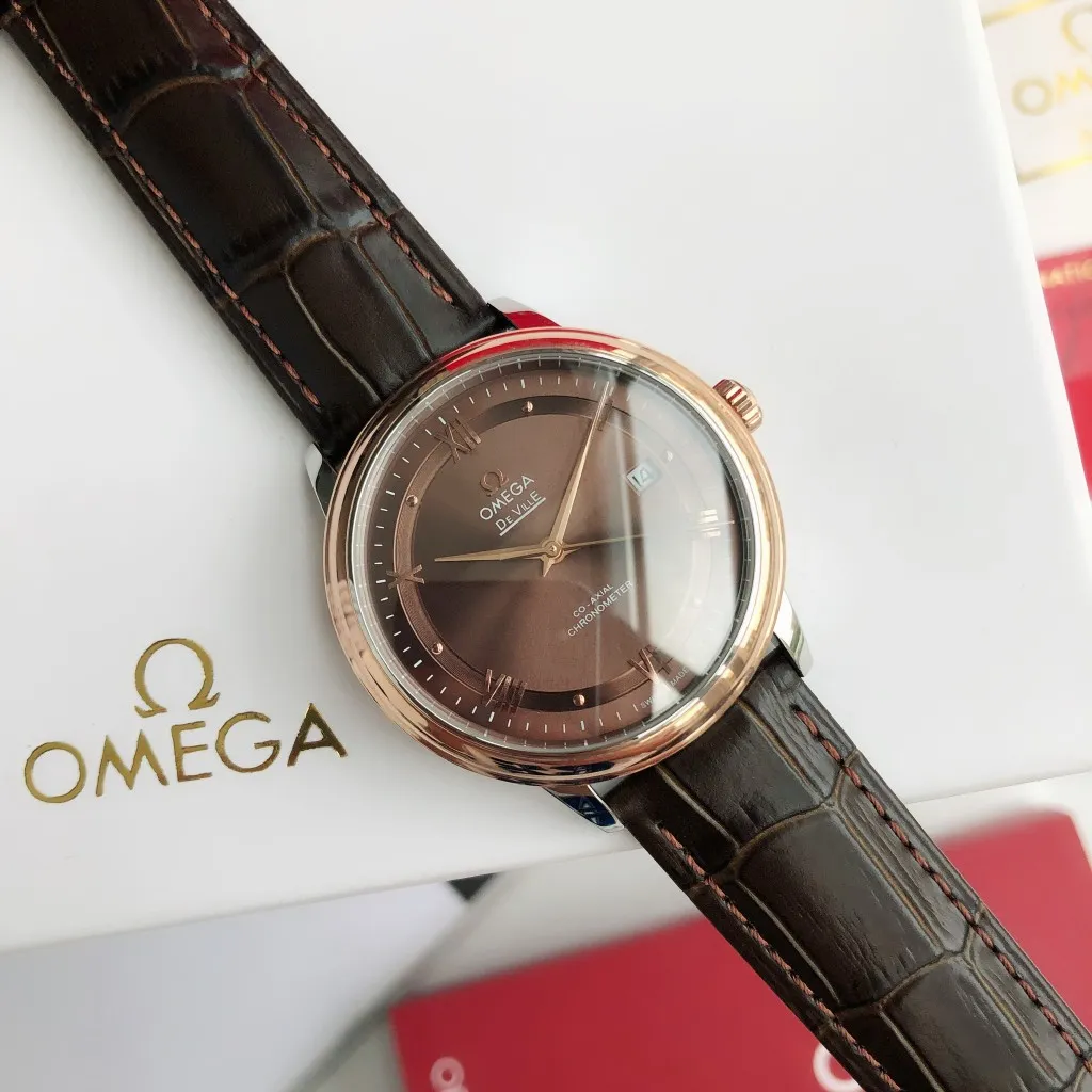 【High-end replica】💰1160! 【Customized all-in-one machine】💰1720! 2023 upgraded blockbuster model - Omega Butterfly De Ville series men's watch [Casual, simple and classic hot model] After the De Ville series was discontinued last year, the factory persisted in adhering to the concept of providing better prices and being more people-friendly. It spent nearly a year strictly controlling and selecting high-quality suppliers of various accessories. Thanks to the strong support of a replica factory, it has worked hard to create today's upgraded and high-quality products at the same price‼ ️ This upgrade uses the same-level lettering from a certain factory, corrects the original synchronous stretch clasp, and passes the factory damage test to ensure excellent quality [Movement] Equipped with zero repair 💯 Brand new Citizen 9015 all-in-one automatic mechanical movement, precise travel time and long-lasting, highly recognized by watch friends [Case] 316L stainless steel case, modified and beautiful body The bottom cover is embossed according to the original synchronized track text. The 39.5mm shell size adheres to the same original details. Curved dial. 100-meter depth waterproof. Scratch-resistant sapphire mirror. [Bracelet] Use 316L stainless steel bracelet with original folding stretch buckle of the same material or calfskin strap. This picture is a real shot of a customized all-in-one machine!