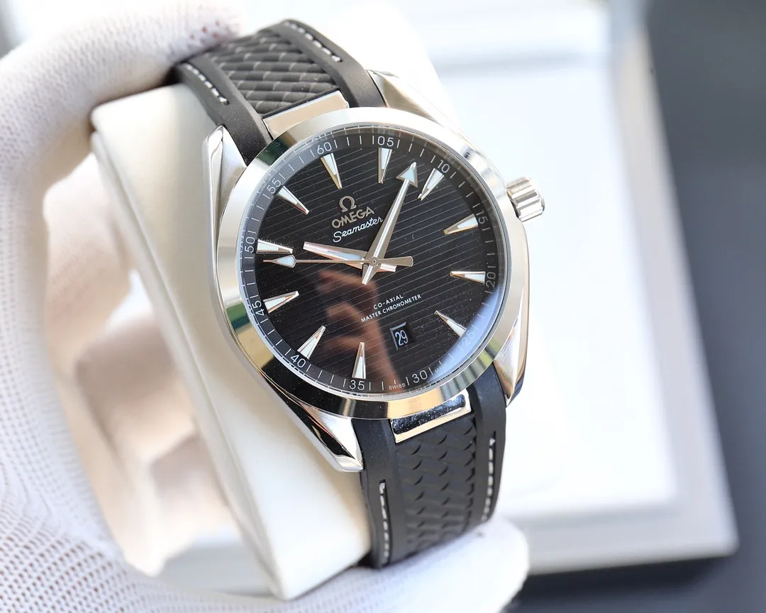 【High-end replica】💰1160! Customized all-in-one machine 💰1720! Omega Seamaster 150m series men's mechanical watch, a new upgraded version will arrive in 2022. The revised quality and exclusive custom-made 8500 movement splint are specially designed. [Movement] Re-engraved and restored 8500 coaxial movement. The see-through bottom movement can be seen at a glance, perfectly presented. [Case] 316L stainless steel case, made by exclusive CNC process, with arched wear-resistant super strong glass, clear text lines and well-proportioned checkered pattern, three-level waterproof, watch diameter 41/11mm [Bracelet] Imported rubber tape from Italy with original folding clasp or 316 stainless steel original clasp optional