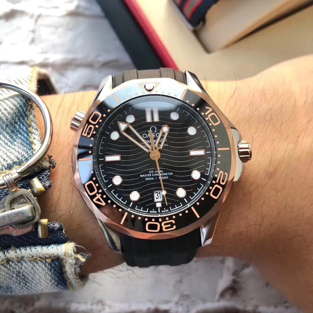 【High-end replica】💰1160! The Omega Seamaster series is made of ceramic rings with strict and consistent details. 🇨🇳Original synchronization, the same size of 42mm, equipped with a fully automatic imported Citizen mechanical movement ✈️On the 25th anniversary of the launch of the diving watch, the new classic Seamaster series 300-meter diving watch was born against this background. This watch produced by Qiao Qiao really innovates and changes the brand's Haima series from the inside out.