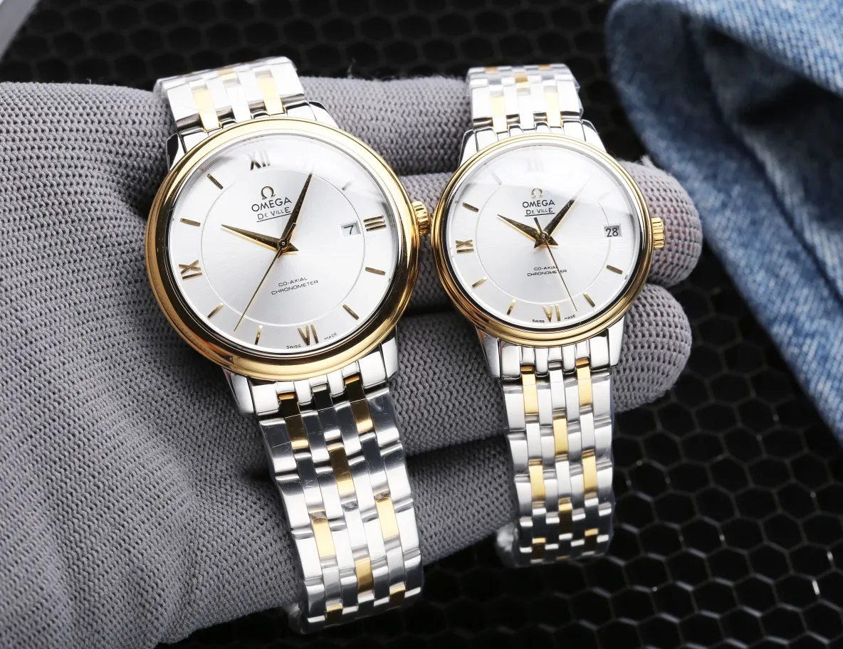 [High-end replica] 💰1520 each! Omega-De Ville Series-Couple Watches! Genuine mold opening, 👏The lettering is the same as the original product with sun pattern, the curved surface is upgraded to high-definition arched double sapphire glass (clearer display, anti-scratch) 👏The back of the steel belt is also synchronized with the original laser product batch number! It took 9 months to make many corrections and upgrades to create a 1:1 shell model, striving for perfection! The diameter of men's wear is 39.5mm, and the diameter of women's wear is 32.7mm👏! The style adopts the original Citizen 8215® movement, which vibrates 28,800 times per hour, and has zero repair quality. ✅The style is matched with Italian cowhide to make the wrist more comfortable and comfortable. 🗣The strap/buckle is engraved with the classic "OMEGA" logo, which is generous and classy. Real shot🔰Please pay attention to the details!