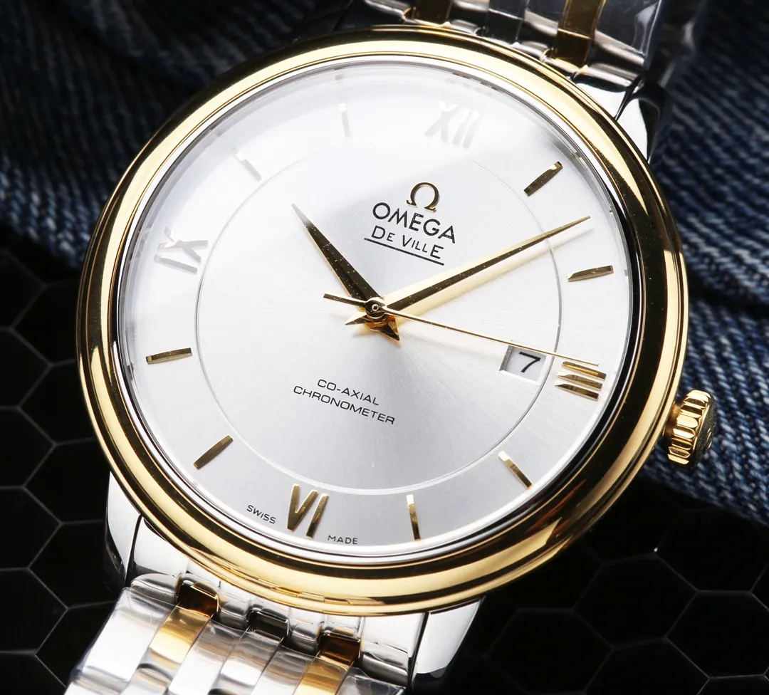[High-end replica] 💰1520 each! Omega-De Ville Series-Couple Watches! Genuine mold opening, 👏The lettering is the same as the original product with sun pattern, the curved surface is upgraded to high-definition arched double sapphire glass (clearer display, anti-scratch) 👏The back of the steel belt is also synchronized with the original laser product batch number! It took 9 months to make many corrections and upgrades to create a 1:1 shell model, striving for perfection! The diameter of men's wear is 39.5mm, and the diameter of women's wear is 32.7mm👏! The style adopts the original Citizen 8215® movement, which vibrates 28,800 times per hour, and has zero repair quality. ✅The style is matched with Italian cowhide to make the wrist more comfortable and comfortable. 🗣The strap/buckle is engraved with the classic "OMEGA" logo, which is generous and classy. Real shot🔰Please pay attention to the details!