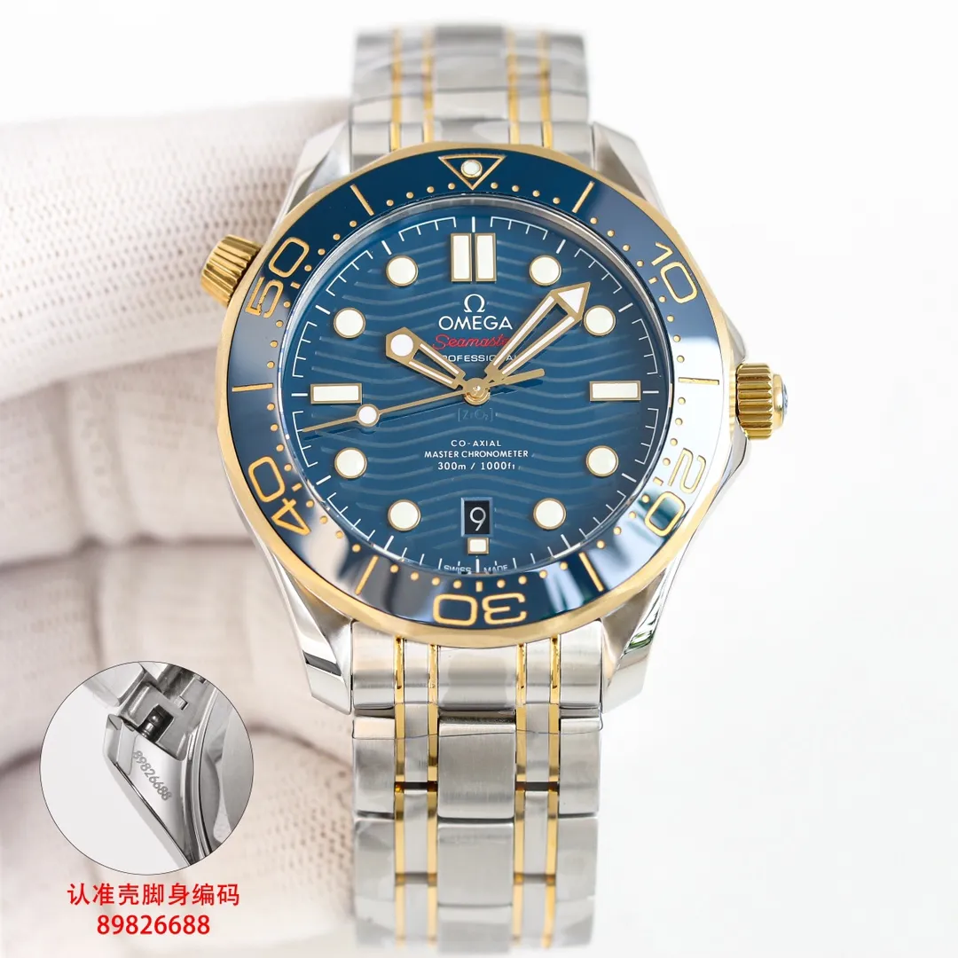 (Send a pair of tape) GR Omega OMEGA Seamaster uses double T black balance wheel 8800 movement, 42 mm case, GR1 laser engraved corrugated dial, hollow hands and ammonia exhaust valve, etc. The color scheme uses a classic blue dial with a blue bezel. The dial and bezel are of the same color. The Seamaster series is a classic configuration among the Omega Seamaster 300-meter diving watches. Black and blue (the two most classic ones) are both in this way. This Seamaster 300 is made of fine steel and 18k gold. It has a 42mm fine steel case, a blue ceramic dial with laser-engraved ripple pattern, and hour markers and hands covered with white Super-LumiNova. There is a calendar window at 6 o'clock. The unidirectional rotating bezel is also made of blue ceramic material, and the bright bezel is decorated with a white enamel diving scale, echoing the overall design. The LOGO, signature, etc. on the dial are also all in white, and the color matching and details are as pure as possible, highlighting the blue.