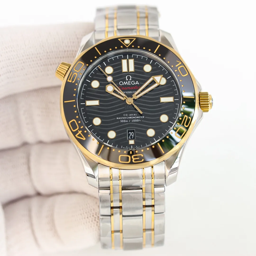 (Send a pair of tape) GR Omega OMEGA Seamaster uses double T black balance wheel 8800 movement, 42 mm case, GR1 laser engraved corrugated dial, hollow hands and ammonia exhaust valve, etc. The color scheme uses a classic blue dial with a blue bezel. The dial and bezel are of the same color. The Seamaster series is a classic configuration among the Omega Seamaster 300-meter diving watches. Black and blue (the two most classic ones) are both in this way. This Seamaster 300 is made of fine steel and 18k gold. It has a 42mm fine steel case, a blue ceramic dial with laser-engraved ripple pattern, and hour markers and hands covered with white Super-LumiNova. There is a calendar window at 6 o'clock. The unidirectional rotating bezel is also made of blue ceramic material, and the bright bezel is decorated with a white enamel diving scale, echoing the overall design. The LOGO, signature, etc. on the dial are also all in white, and the color matching and details are as pure as possible, highlighting the blue.