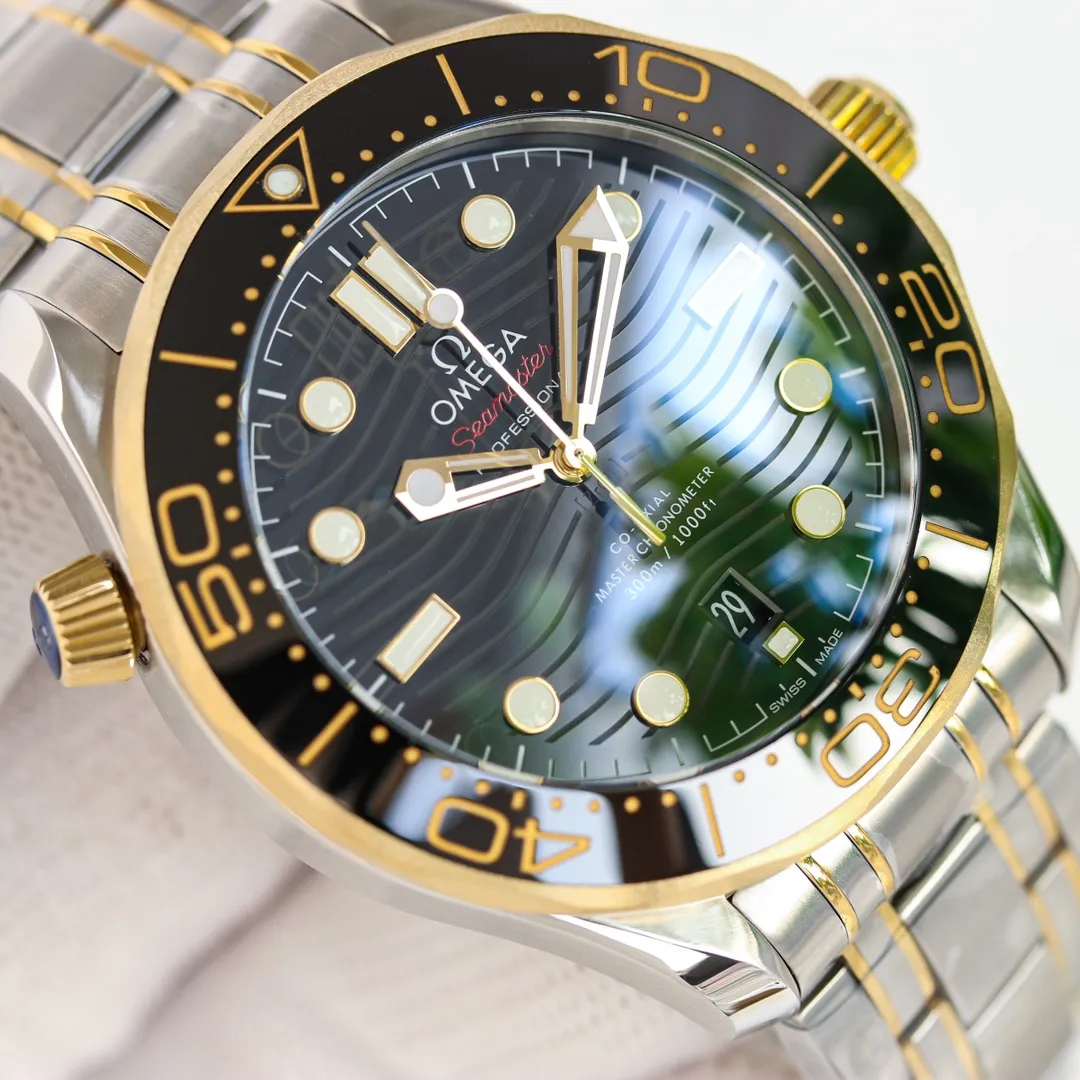 (Send a pair of tape) GR Omega OMEGA Seamaster uses double T black balance wheel 8800 movement, 42 mm case, GR1 laser engraved corrugated dial, hollow hands and ammonia exhaust valve, etc. The color scheme uses a classic blue dial with a blue bezel. The dial and bezel are of the same color. The Seamaster series is a classic configuration among the Omega Seamaster 300-meter diving watches. Black and blue (the two most classic ones) are both in this way. This Seamaster 300 is made of fine steel and 18k gold. It has a 42mm fine steel case, a blue ceramic dial with laser-engraved ripple pattern, and hour markers and hands covered with white Super-LumiNova. There is a calendar window at 6 o'clock. The unidirectional rotating bezel is also made of blue ceramic material, and the bright bezel is decorated with a white enamel diving scale, echoing the overall design. The LOGO, signature, etc. on the dial are also all in white, and the color matching and details are as pure as possible, highlighting the blue.