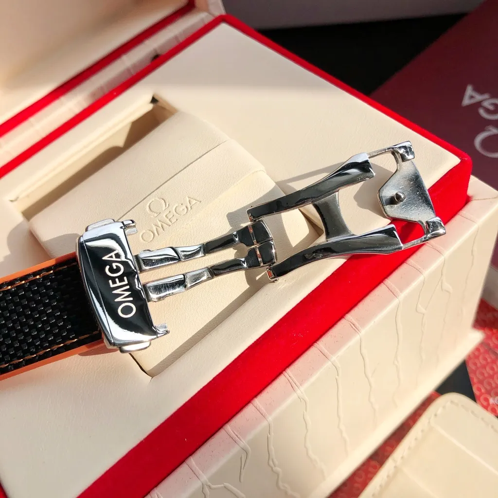 High-end replica 💰1240! TW Taiwan Factory💰1720! 2024 new customized Omega Seamaster series 600-meter America's Cup limited edition diving watch has arrived. It is exclusively customized with original synchronization details. Each watch number is engraved with an identification number and will never be repeated. The ceramic bezel is unique to the entire network. It has a Citizen movement internally and the external repair details are synchronized with the original. [Movement] Equipped with 💯 Brand new Japanese original 9015 automatic mechanical movement, 0️⃣ repair, accurate running time, strong practicality [Case] Made of 316L stainless steel, electroplated in the vacuum furnace of the entire network, equipped with the only original ceramic one-way rotating chronograph ring in its class [Bracelet] Official synchronous rubber strap or 316 stainless steel chain of the Seamaster 600m Diving Watch produced by GD, with the only original push-pull adjustable clasp in its class ⚠️Please look for the exclusive quality of GD products