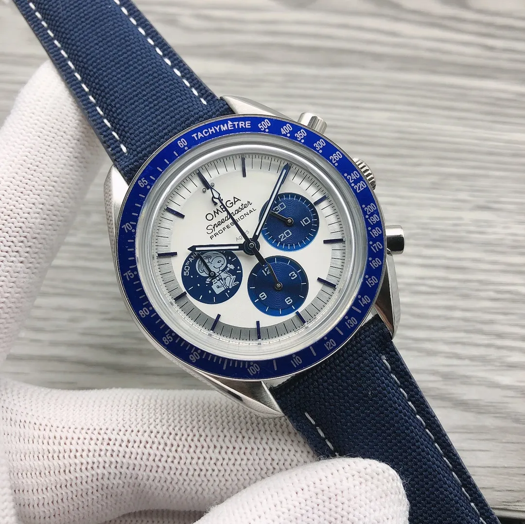 【Foreign Trade Import】💰1720! OMEGA 🎮K16 Speedmaster Series 310.32.42.50.02.001 "Snoopy Award" 50th Anniversary Watch This new product, known as the "Third Generation Snoopy Commemorative" watch, has attracted the attention of many people since its launch. The silver dial is decorated with angular hour markers and hands treated with blue PVD. The watch is equipped with a blue zirconia [ZrO2] ceramic bezel and is decorated with a white enamel tachymeter scale. The side of the 42mm stainless steel case has been finely polished to show a delicate luster, and it has a built-in imported VK chronograph quartz movement. 🎮Sanjie exquisitely recommends men’s multifunctional quartz watches. SJ carefully creates ultra-realistic photo shoots for you.