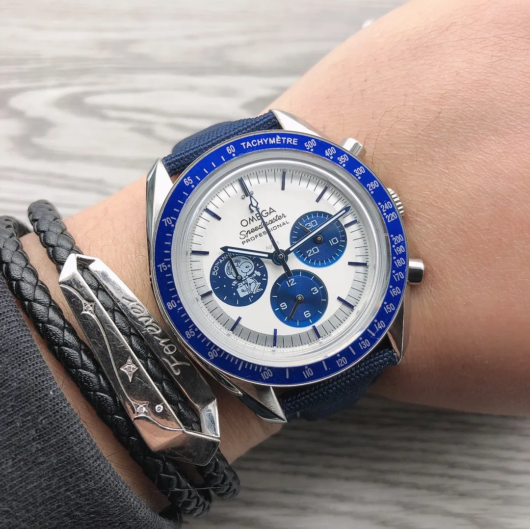 【Foreign Trade Import】💰1720! OMEGA 🎮K16 Speedmaster Series 310.32.42.50.02.001 "Snoopy Award" 50th Anniversary Watch This new product, known as the "Third Generation Snoopy Commemorative" watch, has attracted the attention of many people since its launch. The silver dial is decorated with angular hour markers and hands treated with blue PVD. The watch is equipped with a blue zirconia [ZrO2] ceramic bezel and is decorated with a white enamel tachymeter scale. The side of the 42mm stainless steel case has been finely polished to show a delicate luster, and it has a built-in imported VK chronograph quartz movement. 🎮Sanjie exquisitely recommends men’s multifunctional quartz watches. SJ carefully creates ultra-realistic photo shoots for you.