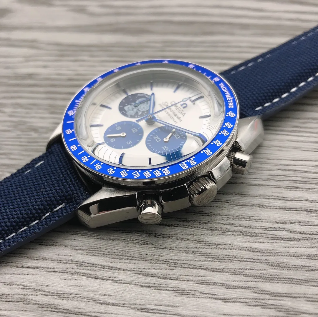 【Foreign Trade Import】💰1720! OMEGA 🎮K16 Speedmaster Series 310.32.42.50.02.001 "Snoopy Award" 50th Anniversary Watch This new product, known as the "Third Generation Snoopy Commemorative" watch, has attracted the attention of many people since its launch. The silver dial is decorated with angular hour markers and hands treated with blue PVD. The watch is equipped with a blue zirconia [ZrO2] ceramic bezel and is decorated with a white enamel tachymeter scale. The side of the 42mm stainless steel case has been finely polished to show a delicate luster, and it has a built-in imported VK chronograph quartz movement. 🎮Sanjie exquisitely recommends men’s multifunctional quartz watches. SJ carefully creates ultra-realistic photo shoots for you.