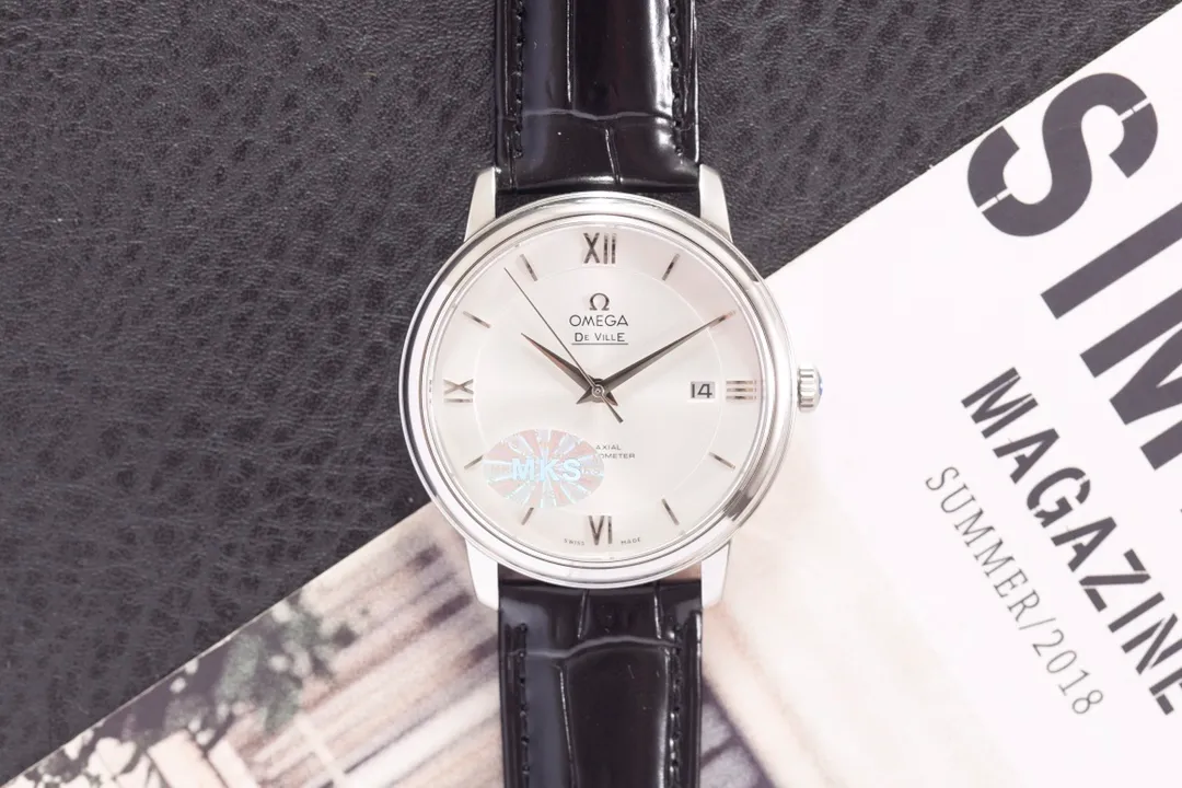 【Foreign Trade Import】💰1720! Omega Butterfly Series 424.13.40.20.02.001 watch. The elegant and slim appearance, combined with the simple and elegant design, captures every detail and perfectly interprets the classic charm of the original elegant business. 1⃣️[Details of the masterpiece] The size of the watch is 39.5 mm x 10 mm. The literal scales and hands all inherit the original craftsmanship. They are first polished and then rhodium-plated to ensure permanent luster and amazing temperament. 2⃣️[Details of the masterpiece] The Omega resistor LOGO on the plate is properly curved, and the edges are chamfered naturally. It seems small and exquisite, not worth mentioning, but in fact the craftsmanship is complicated and contains a lot of things. 3⃣️【Innovation】Using the super stable Japanese Miyota 9015 movement, truly achieving zero repairs. 4⃣️【Five codes in one】Bottom cover, warranty card, and tag are all combined into one, realizing one card, one number!