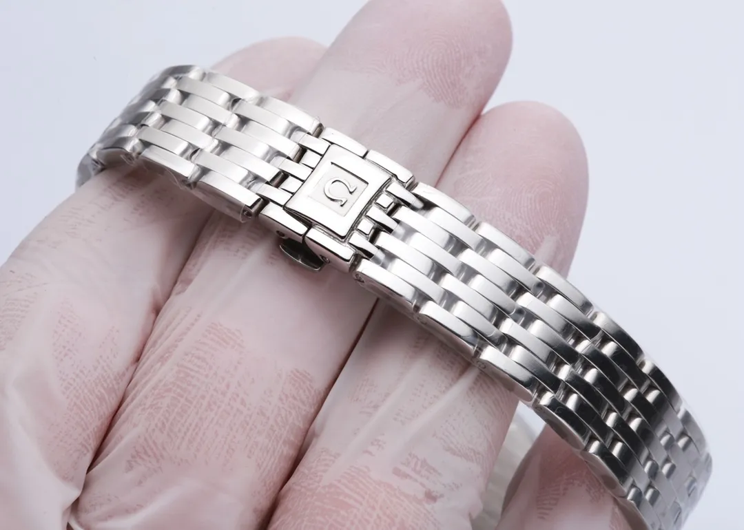 [Customized all-in-one machine] 💰1720 each! Omega-De Ville Series-Couple Watches! Genuine mold opening, 👏The lettering is the same as the original product with sun pattern, the curved surface is upgraded to high-definition arched double sapphire glass (clearer display, anti-scratch) 👏The back of the steel belt is also synchronized with the original laser product batch number! It took 9 months to make many corrections and upgrades to create a 1:1 shell model, striving for perfection! The diameter of men's wear is 39.5mm, and the diameter of women's wear is 32.7mm👏! The style adopts the original Citizen 8215® movement, which vibrates 28,800 times per hour, and has zero repair quality. ✅The style is matched with Italian cowhide to make the wrist more comfortable and comfortable. 🗣The strap/buckle is engraved with the classic "OMEGA" logo, which is generous and classy. Real shot🔰Please pay attention to the details! (Focus on original new machines) Focus is an attitude, produced by JH!