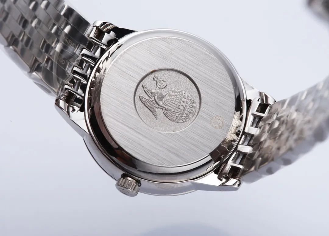 [Customized all-in-one machine] 💰1720 each! Omega-De Ville Series-Couple Watches! Genuine mold opening, 👏The lettering is the same as the original product with sun pattern, the curved surface is upgraded to high-definition arched double sapphire glass (clearer display, anti-scratch) 👏The back of the steel belt is also synchronized with the original laser product batch number! It took 9 months to make many corrections and upgrades to create a 1:1 shell model, striving for perfection! The diameter of men's wear is 39.5mm, and the diameter of women's wear is 32.7mm👏! The style adopts the original Citizen 8215® movement, which vibrates 28,800 times per hour, and has zero repair quality. ✅The style is matched with Italian cowhide to make the wrist more comfortable and comfortable. 🗣The strap/buckle is engraved with the classic "OMEGA" logo, which is generous and classy. Real shot🔰Please pay attention to the details! (Focus on original new machines) Focus is an attitude, produced by JH!