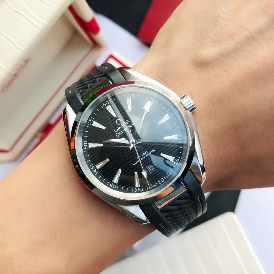 【Customized all-in-one machine】💰1720! Omega Seamaster 150-meter watch [Ocean charm, classic hot model] The classic and timeless design is very characteristic of the Omega brand [Movement] Equipped with the imported brand new Citizen 9015 all-in-one automatic mechanical movement, accurate travel time and long-lasting, highly recognized by watch friends [Case] 316L stainless steel case, modified and beautiful body, original consistent 41.5mm diameter, curved dial, depth waterproof to 200 meters [Bracelet] imported rubber strap Equipped with the original folding clasp of the same material, the details are synchronized with the original product ⚠️Please look for the exclusive quality produced by GD