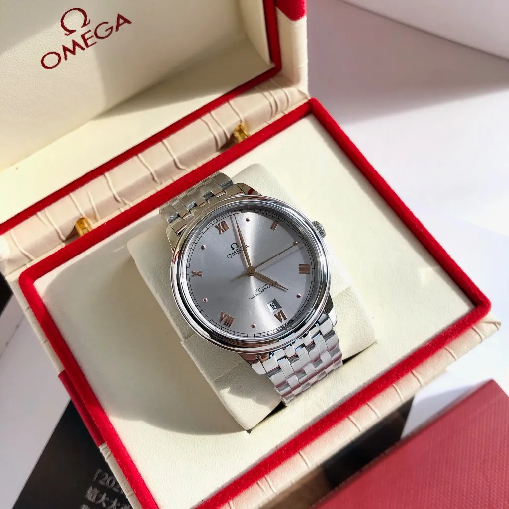 【High-end replica】💰1440! 【Customized all-in-one machine】💰1920! Omega De Ville's 2023 blockbuster new product - the third-generation De Ville series men's watch [casual, simple, classic and popular] the De Ville series once again refreshes its appearance and is consistent with the essence of the original. It is different from the second-generation De Ville updated in the same year. It adopts the same transparent bottom design as the original. On the basis of matching the imported Citizen movement, the original top is modified, which is perfect and as close to the genuine product as possible. [Movement] Equipped with the zero-repair 💯 brand-new Citizen 9015 all-in-one automatic mechanical movement, accurate travel time, long-lasting durability, and highly recognized by watch friends [Case] 316L stainless steel case, modified and beautiful body. The bottom cover is embossed according to the original synchronized track literal, 39.5mm shell size, adhering to the same original details. Curved dial, deep waterproof, scratch-resistant sapphire glass [Bracelet] Using 316L stainless steel bracelet Optional with original folding stretch clasp or calfskin strap of the same material