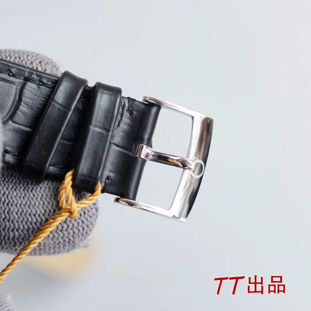 【High-end replica】💰1160! 【Customized all-in-one machine】💰1720! The first thing that comes to mind for the Omega De Ville series is its dignified, elegant, simple, simple, and unobtrusive appearance. Although simple, it is very delicate. The watches in this series are worn with a steady, cautious and steady character. Configuration parameters: Brand: Omega Series: Diefei series Movement: Imported Citizen 9015 all-in-one movement (upgraded version) Each movement undergoes strict QC calibration before shipment. Very strict, zero repairs. Design service life: 10 years. Case material: 316L stainless steel, CNC numerical control engraving, ultra-precision, waterproof depth 100 meters🏊‍♀🏊🏊 Lettering: The latest version of the disc flying track lettering, the word nails are butt welded and inlaid with the same process as the genuine ones (the first in the industry) Table diameter: 39.5*9.7mm (the only one on the market that is consistent with the genuine ones) Product grade: Super A Glass: Imported sapphire glass (0 difference in exposure and transparency compared with the original) Belt: Genuine American alligator leather strap (black/brown) Steel strap: 316L steel professionally polished by top masters /Gloss/Smoothness/Comfort/The same quality as genuine ones. Buttons: Original easy-to-tie pin buckles. Steel buckles: Original mold opening. Same craftsmanship. Same functions. "Manually extendable buckle"