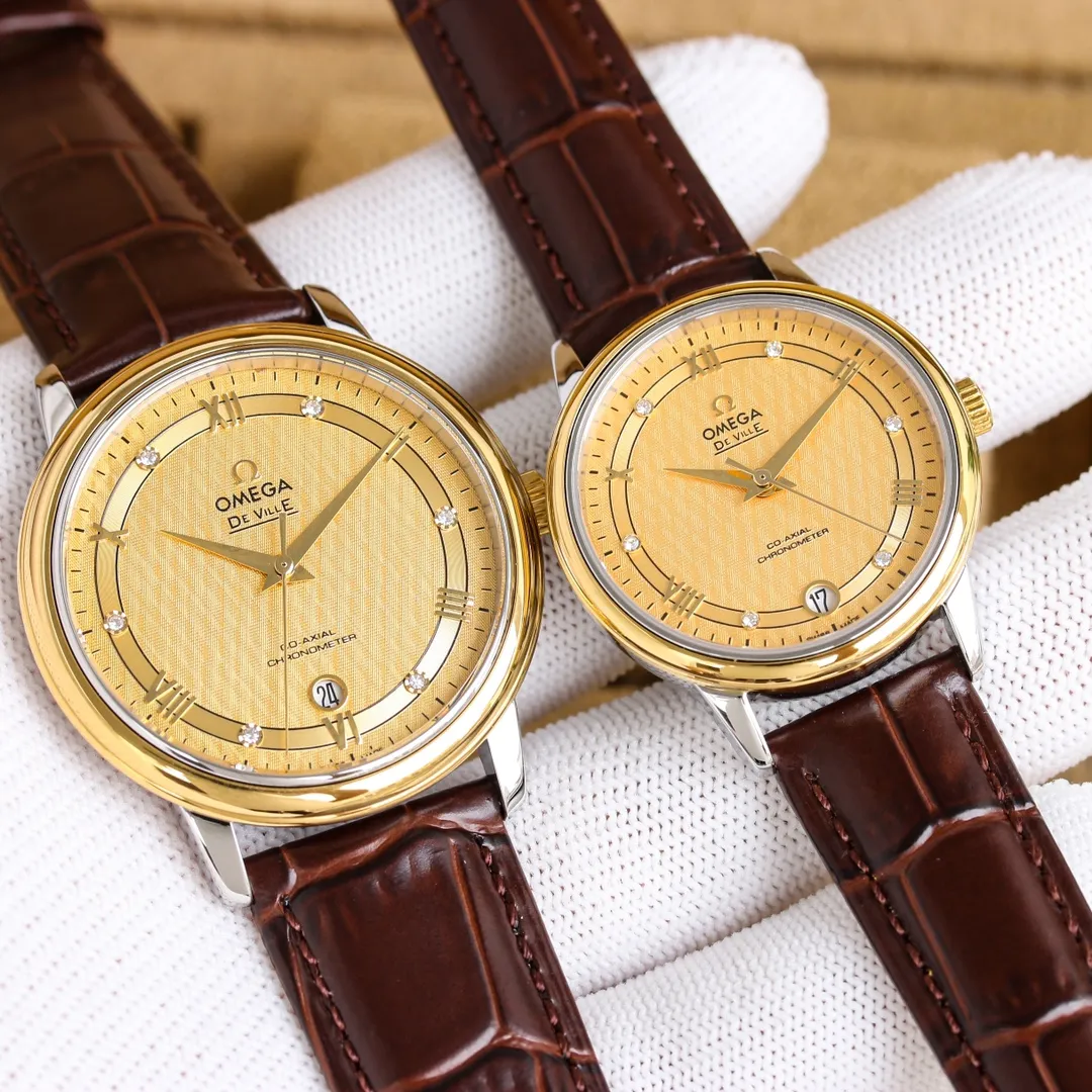 【Customized all-in-one machine】💰1720! Omega-De Ville Series-Couple Watches! Genuine mold opening from Taiwan factory, 👏The lettering is the same as the original product with sun pattern, and the curved glass is upgraded to high-definition arched double sapphire glass (clearer display, anti-scratch) 👏The back of the steel belt also has the original laser product batch number! It took 9 months to make many corrections and upgrades to create a 1:1 shell model, striving for perfection! The diameter of men's wear is 39.5mm, and the diameter of women's wear is 32.7mm👏! The style adopts imported 9015 all-in-one mechanical movement, which vibrates 28,800 times per hour, and has zero-repair® quality. The style is paired with an Italian cowhide/stainless steel strap to make the wrist more comfortable and comfortable🗣The strap body/buckle is engraved with the classic "OMEGA" logo, which is generous and classy. Real shot🔰Please pay attention to the details!