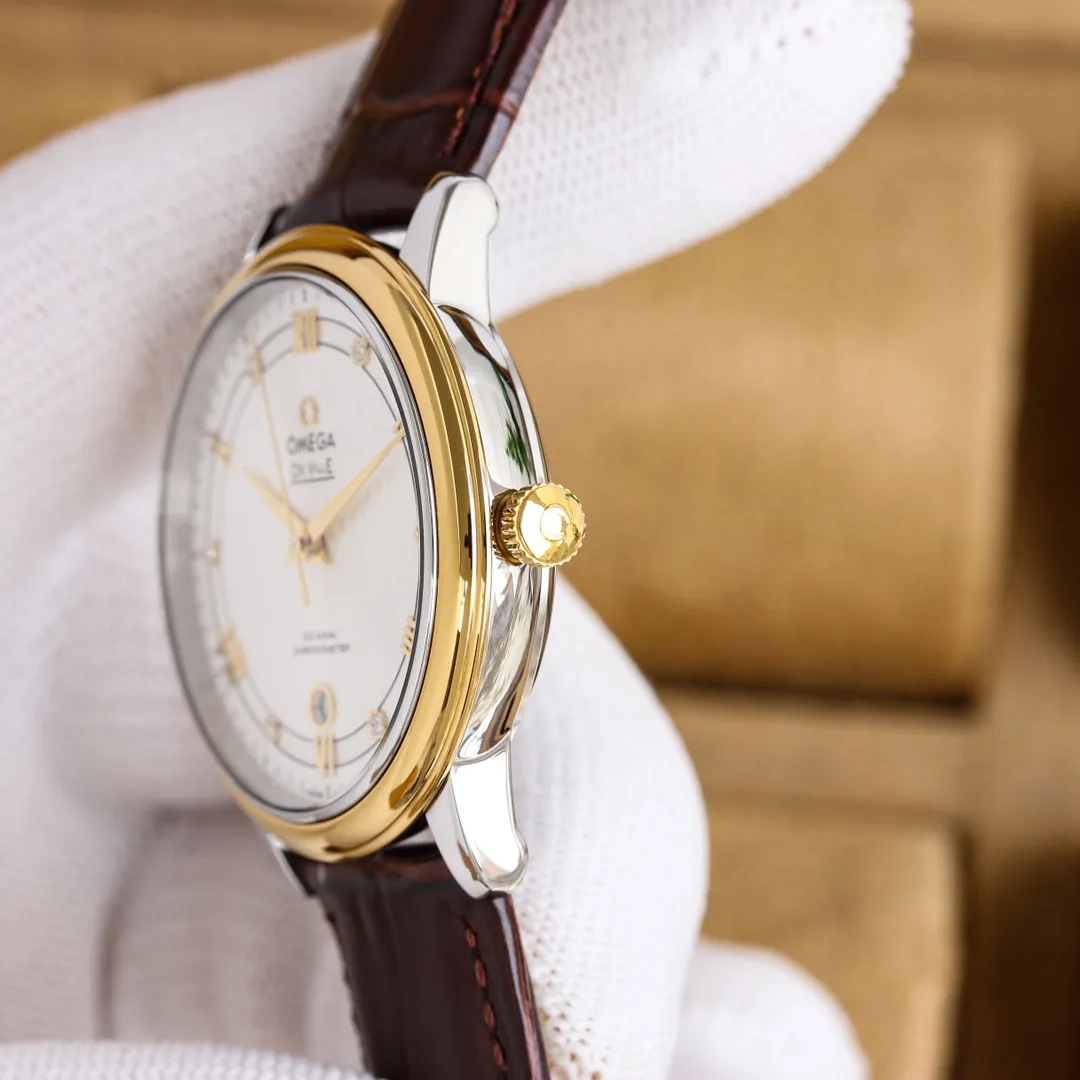 【Customized all-in-one machine】💰1720! Omega-De Ville Series-Couple Watches! Genuine mold opening from Taiwan factory, 👏The lettering is the same as the original product with sun pattern, and the curved glass is upgraded to high-definition arched double sapphire glass (clearer display, anti-scratch) 👏The back of the steel belt also has the original laser product batch number! It took 9 months to make many corrections and upgrades to create a 1:1 shell model, striving for perfection! The diameter of men's wear is 39.5mm, and the diameter of women's wear is 32.7mm👏! The style adopts imported 9015 all-in-one mechanical movement, which vibrates 28,800 times per hour, and has zero-repair® quality. The style is paired with an Italian cowhide/stainless steel strap to make the wrist more comfortable and comfortable🗣The strap body/buckle is engraved with the classic "OMEGA" logo, which is generous and classy. Real shot🔰Please pay attention to the details!