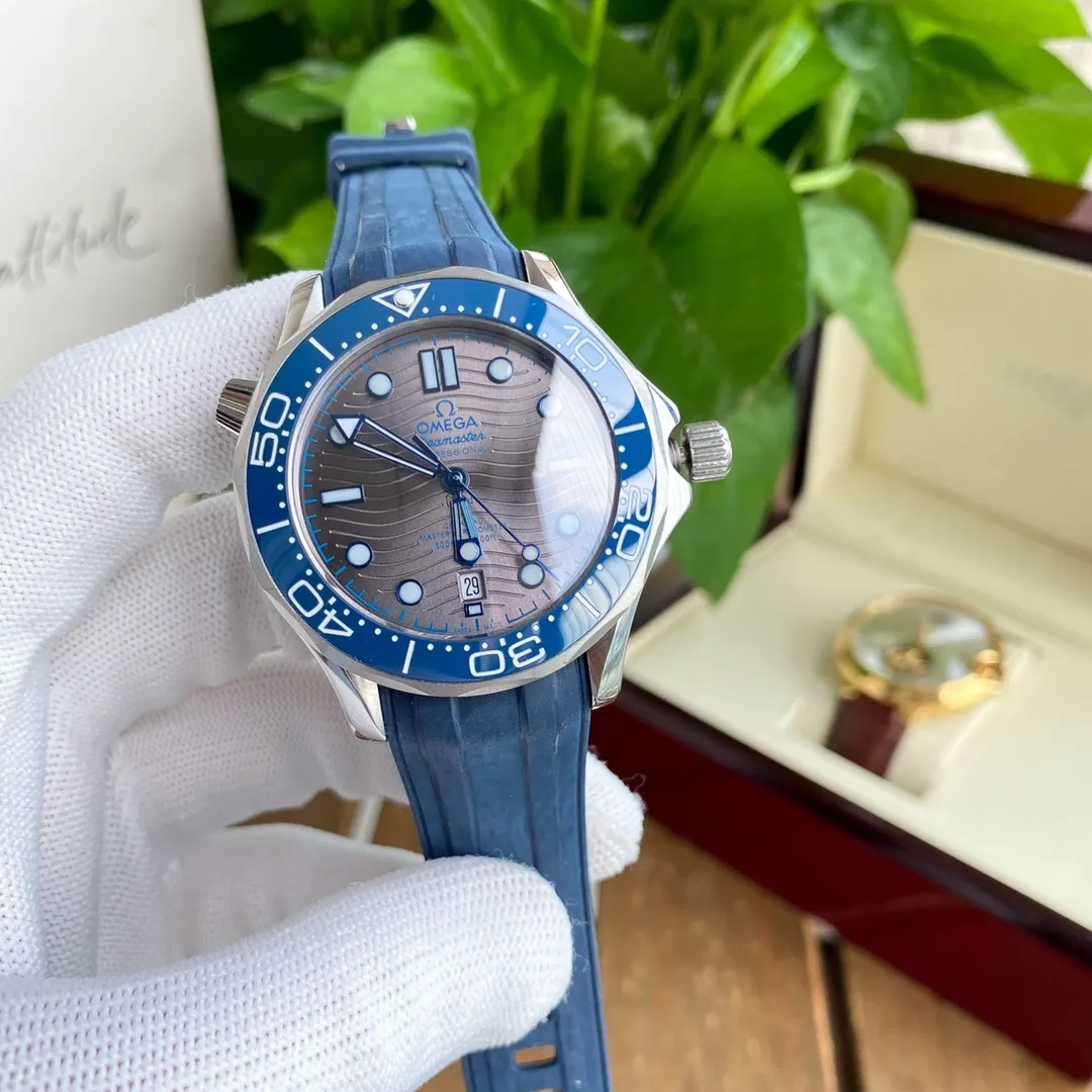 【Foreign trade import】💰1160! OMEGA-OMEGA🏅🏅 Type: Men's watch 🎉🎉 Case: Top version 316 stainless steel L Strap: Natural rubber waterproof tape Movement: 8215 Citizen mechanical movement ⚙️ Mirror: High-end double-pushed sapphire mirror glass Size: 40mm in diameter and 11mm thick ⭐"Original single molded pin buckle Ice blue luminous Steel strap buckle can be fine-tuned Calendar disk color official website synchronization ”⭐ 🍷Exquisite inheritance of real effects, quality guaranteed! ‼ ️The elegant style instantly enhances the charm of men and is a symbol of taste and noble life!
