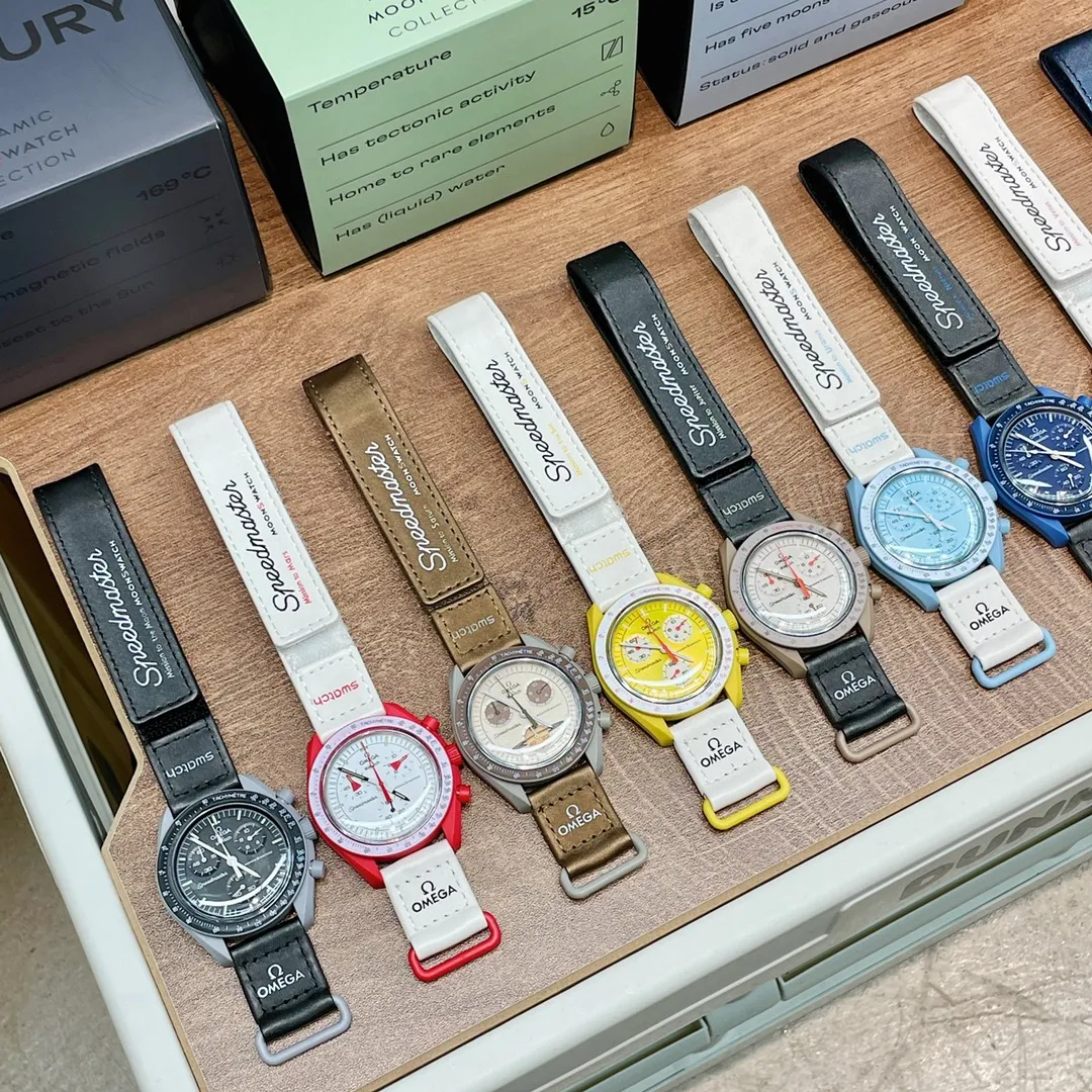 [Original order quality] 💰700! 【Purchasing quality】💰1040! Swatch OMEGAxSWATCH Omega x Swatch joint model BIOCERAMIC MOONSWATCH joint watch. There are 11 watches in this series, all named after planetary bodies. They are: Mission to the Sun (gold) Mission to Mercury (dark gray) Mission to Venus (pink) Mission to Earth (blue) Mission to the Moon (black) Mission to Mars (white) Mission to Jupiter (bronze) Mission to Saturn (beige) Mission to Uranus (light blue) Mission to Neptune (dark blue) Mission to Pluto (grey) Each one represents the characteristics of a different planet and uses its elements to decorate the dial, making people want to collect the entire series at once.  Swiss quartz machine, size 42mm. The Velcro strap is waterproof and easy to wear. It is worth buying. It can be collected and given as a gift. It has 11 colors and represents the 11 planets in the universe. The colors are bright and this summer accessory is a must-have!