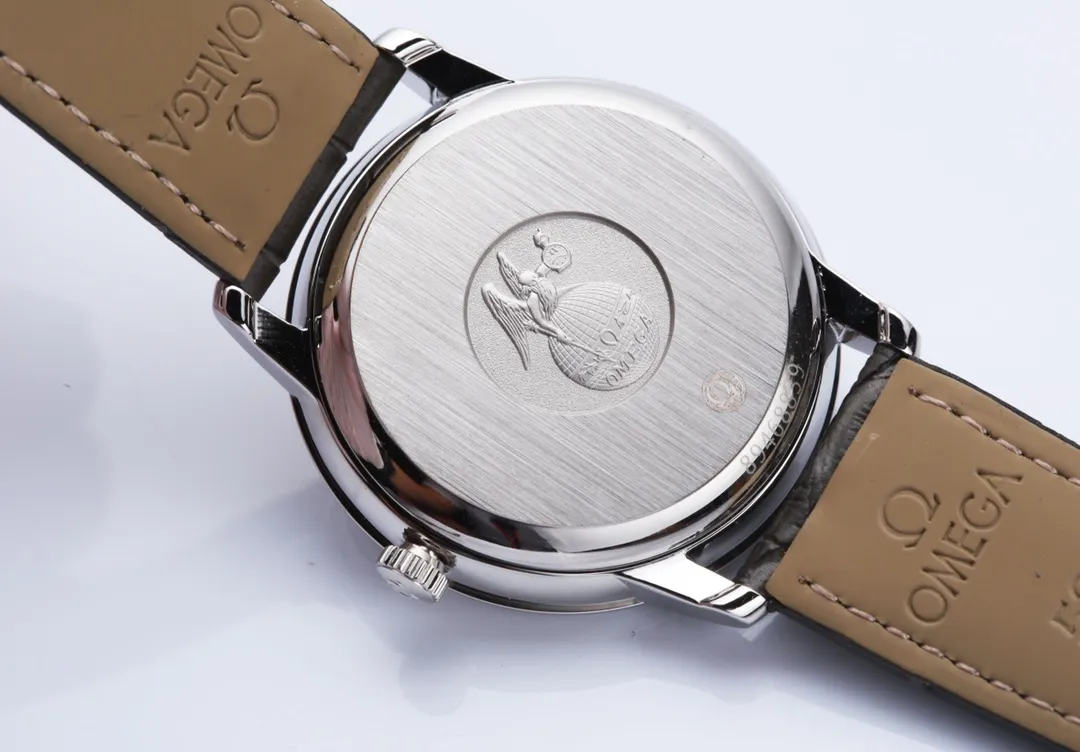【Customized all-in-one machine】💰1720!  Omega-De Ville Series-Couple Watches! Genuine mold opening, 👏The lettering is the same as the original product with sun pattern, the curved surface is upgraded to high-definition arched double sapphire glass (clearer display, anti-scratch) 👏The back of the steel belt is also synchronized with the original laser product batch number! It took 9 months to make many corrections and upgrades to create a 1:1 shell model, striving for perfection! The diameter of men's wear is 39.5mm, and the diameter of women's wear is 32.7mm👏! The style adopts the original Citizen 9015 all-in-one machine movement, which vibrates 28,800 times per hour, and has zero repair quality. ✅The style is matched with Italian cowhide to make the wrist more suitable and comfortable. The strap body/buckle is engraved with the "OMEGA" classic logo, which is generous and classy. Real shot🔰Please pay attention to the details!