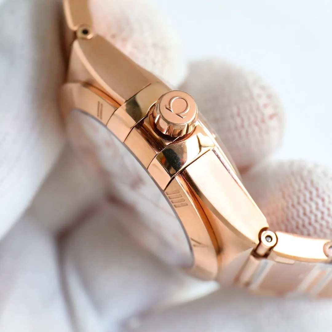 The new 39 size Omega Constellation Series CM2 "The highest version on the market, original mold opening" is extraordinary in the name of classic. The 39mm Omega fifth-generation Constellation series men's watch perfectly displays the unique charm of the Constellation series. The sun-patterned dial and classic “claw” design have an extraordinary texture that is timeless and charming. The Roman numeral scales engraved on the bezel, the hands, constellation logo and hour scales made of 18K gold make the watch full of noble temperament. The performance of the black balance wheel of the 8800 movement is more stable. A watch suitable for formal occasions can allow you to easily cope with the workplace, socialize, and match with formal attire and leisure to show your masculine charm! "The high version has a unique and unique milestone, which allows you to distinguish it from other factory versions in the following five points", 1. The sunray pattern dial scale bar nail tail drawing process is consistent with the original product, other factory versions do not have or are not obvious, 2. Stick-shaped hour markers The middle part of the needle tail is brushed, which is the same as the original product. It is self-evidently difficult. Other factory versions do not have it. 3. The half-moon section below the 6.12 digit of the case and the connection between the strap and the original product have the same effect as the original product. It is very challenging. The case The straps have also been treated with A-level anti-fingerprint processing. Other factory versions have inconsistent cross-sections and strap connections with genuine products and do not have anti-fingerprint processing. 4. The position of the steel strap buckle can be adjusted telescopically. The S point is normal and the L point is extended. It is synchronized with the genuine product and is the only one. One company, bringing you a better and more comfortable wearing experience, 5. The market's first silk-forged embossed surface technology, striving to use genuine products as the benchmark, it took 18 months to overcome difficulties, just to present a more authentic and attractive watch, making playing with watches a pleasure!