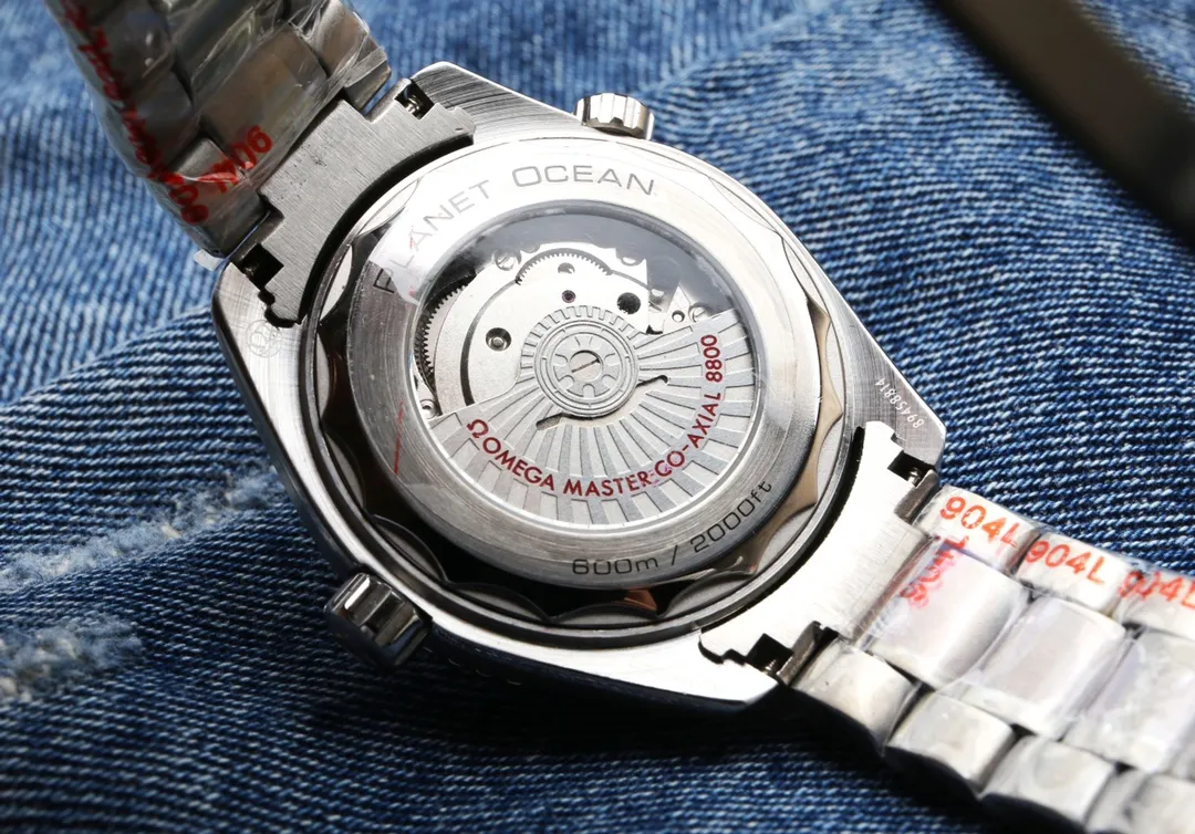【High-end replica】💰1240! 【Customized all-in-one machine】💰1720! Omega-Seamaster 600m series! The new Omega Seamaster 600-meter diving watch is the most popular watch recently and its popularity is so high🔥🔥🔥 In terms of case workmanship, it has been upgraded to a higher level. The case is alternately brushed and polished, and the sides of the case are brushed to form a light and dark effect (the "twisted lugs" formed by the combination of brushing and polishing are a major feature of Omega), making it rich in texture. 💙We are committed to configuring tapes that are comparable to the workmanship of major manufacturers. The official website synchronizes the ice blue night light with super strong, special ceramic ring mouth, size 43MM, equipped with original Citizen new machine, creating a high-quality series with zero repair.