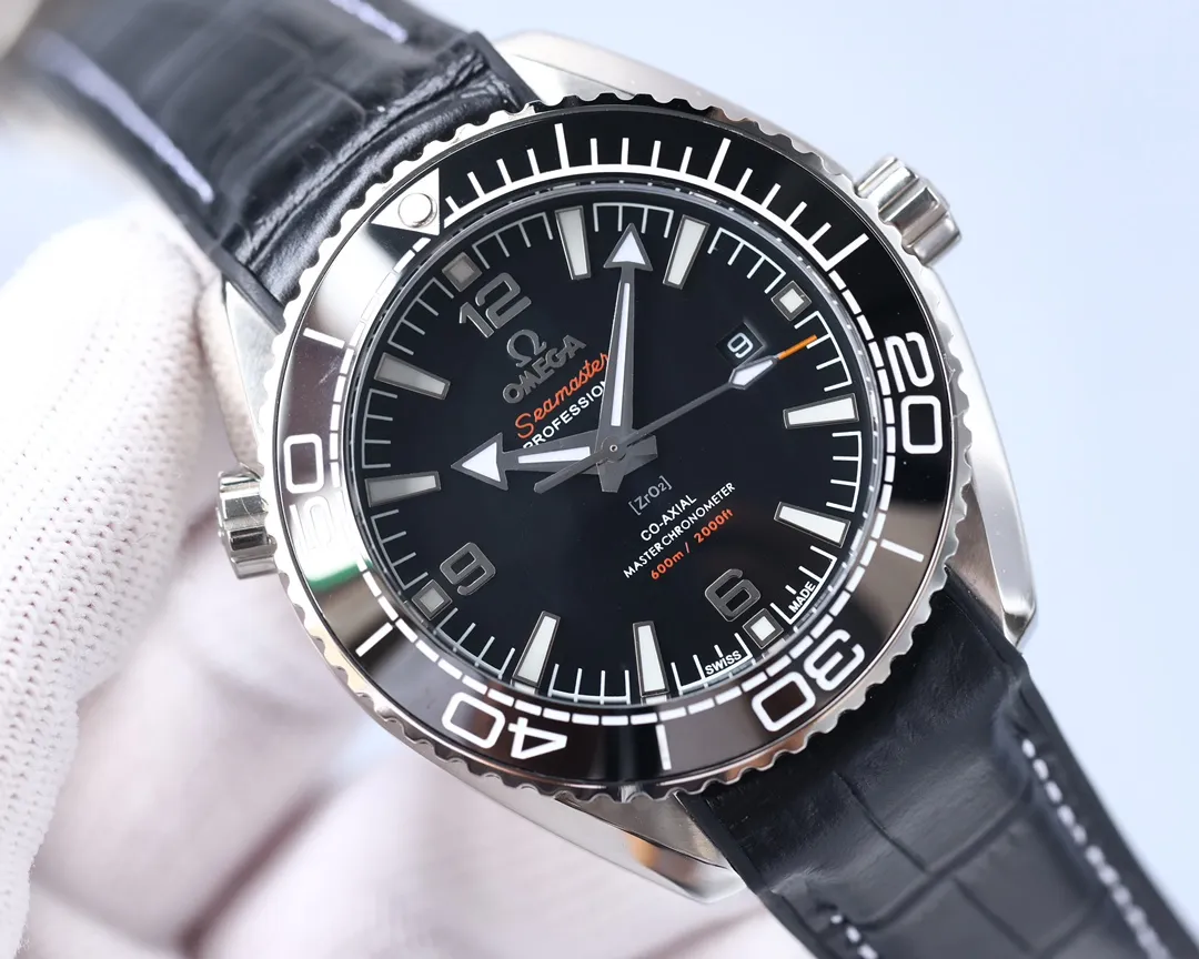 Omega Planet Ocean 600 meters, the entire series of watches once again reaches the top! Five codes in one, warranty card, diamond card, observatory certification card, hang tag, etc. Exclusive number 87895505, exclusive quality, exclusive packaging. In 2021, the official website strongly recommends the exclusive quality of the Seamaster series 600-meter diving watch. [Model] 215.32.44.21.01.001 [Movement] Equipped with 8900/8906 automatic mechanical movement, original see-through design, corrected movement, accurate running time, strong practicality, 100% waterproof [Glass] With arched wear-resistant glass, diameter 43.5mm, thickness 15.5mm [Case] Made of 316L stainless steel, post-processed and polished, equipped with the only original ceramic ring in its class with an original one-way rotating timing ring. [Watch strap] Belt/tape/steel strap, buckle steel strap 316L fine steel brushed and polished, Italian imported cowhide with imported frog glue, steel strap with same-level original Omega stretch buckle, same-level value, please certify exclusive details, exclusive quality code is 87895505 Authentic copy-Reprint🔥Top product, high quality products constantly🔥