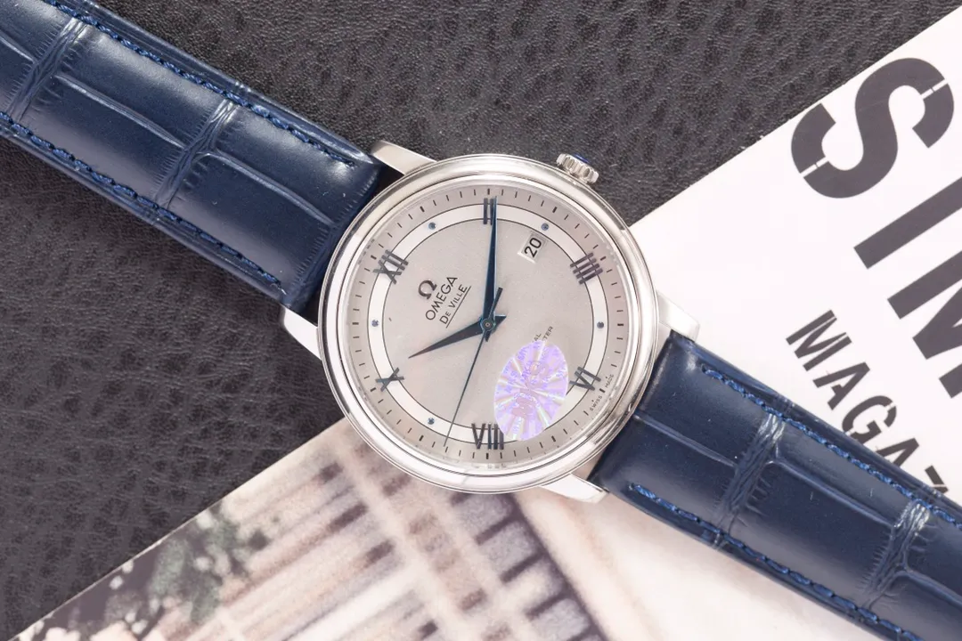 【Foreign Trade Import】💰1720! Omega Butterfly Series 424.13.40.20.02.001 watch. The elegant and slim appearance, combined with the simple and elegant design, captures every detail and perfectly interprets the classic charm of the original elegant business. 1⃣️[Details of the masterpiece] The size of the watch is 39.5 mm x 10 mm. The literal scales and hands all inherit the original craftsmanship. They are first polished and then rhodium-plated to ensure permanent luster and amazing temperament. 2⃣️[Details of the masterpiece] The Omega resistor LOGO on the plate is properly curved, and the edges are chamfered naturally. It seems small and exquisite, not worth mentioning, but in fact the craftsmanship is complicated and contains a lot of things. 3⃣️【Innovation】Using the super stable Japanese Miyota 9015 movement, truly achieving zero repairs. 4⃣️【Five codes in one】Bottom cover, warranty card, and tag are all combined into one, realizing one card, one number!
