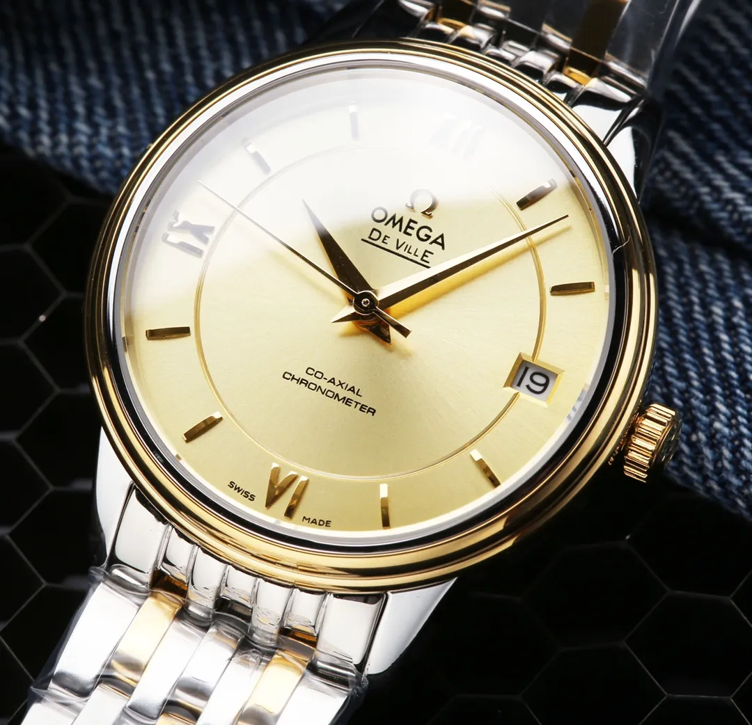 [High-end replica] 💰1520 each! Omega-De Ville Series-Couple Watches! Genuine mold opening, 👏The lettering is the same as the original product with sun pattern, the curved surface is upgraded to high-definition arched double sapphire glass (clearer display, anti-scratch) 👏The back of the steel belt is also synchronized with the original laser product batch number! It took 9 months to make many corrections and upgrades to create a 1:1 shell model, striving for perfection! The diameter of men's wear is 39.5mm, and the diameter of women's wear is 32.7mm👏! The style adopts the original Citizen 8215® movement, which vibrates 28,800 times per hour, and has zero repair quality. ✅The style is matched with Italian cowhide to make the wrist more comfortable and comfortable. 🗣The strap/buckle is engraved with the classic "OMEGA" logo, which is generous and classy. Real shot🔰Please pay attention to the details!