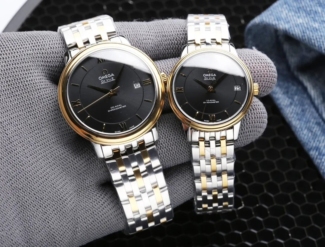 [High-end replica] 💰1520 each! Omega-De Ville Series-Couple Watches! Genuine mold opening, 👏The lettering is the same as the original product with sun pattern, the curved surface is upgraded to high-definition arched double sapphire glass (clearer display, anti-scratch) 👏The back of the steel belt is also synchronized with the original laser product batch number! It took 9 months to make many corrections and upgrades to create a 1:1 shell model, striving for perfection! The diameter of men's wear is 39.5mm, and the diameter of women's wear is 32.7mm👏! The style adopts the original Citizen 8215® movement, which vibrates 28,800 times per hour, and has zero repair quality. ✅The style is matched with Italian cowhide to make the wrist more comfortable and comfortable. 🗣The strap/buckle is engraved with the classic "OMEGA" logo, which is generous and classy. Real shot🔰Please pay attention to the details!