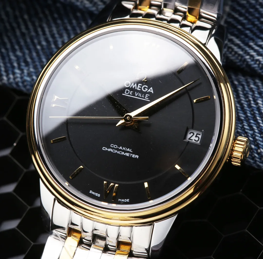 [High-end replica] 💰1520 each! Omega-De Ville Series-Couple Watches! Genuine mold opening, 👏The lettering is the same as the original product with sun pattern, the curved surface is upgraded to high-definition arched double sapphire glass (clearer display, anti-scratch) 👏The back of the steel belt is also synchronized with the original laser product batch number! It took 9 months to make many corrections and upgrades to create a 1:1 shell model, striving for perfection! The diameter of men's wear is 39.5mm, and the diameter of women's wear is 32.7mm👏! The style adopts the original Citizen 8215® movement, which vibrates 28,800 times per hour, and has zero repair quality. ✅The style is matched with Italian cowhide to make the wrist more comfortable and comfortable. 🗣The strap/buckle is engraved with the classic "OMEGA" logo, which is generous and classy. Real shot🔰Please pay attention to the details!